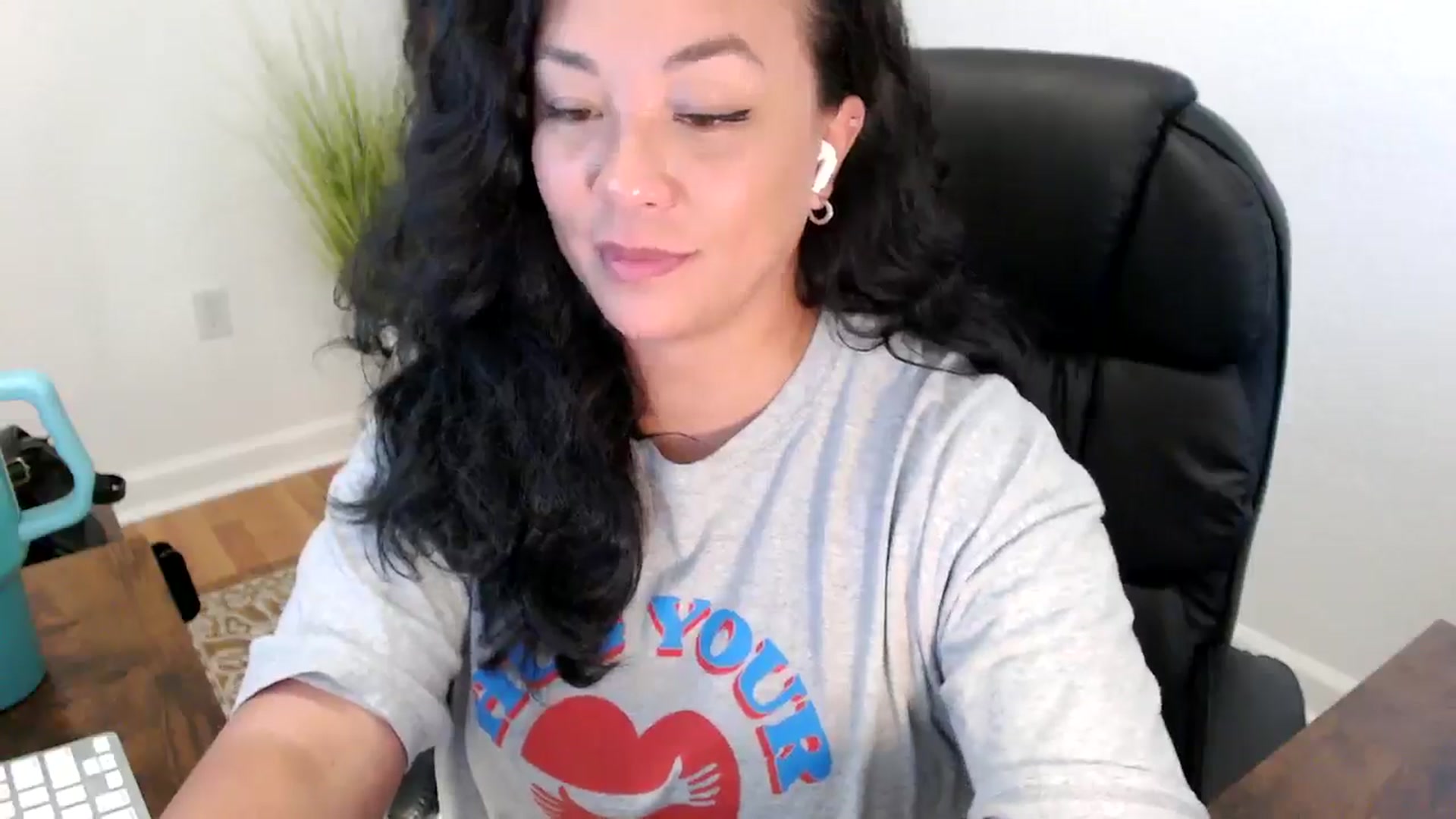 Gallery image thumbnail from MickaylaStar's myfreecams stream on, 05/27/2025, 19:22 image 7 of 20