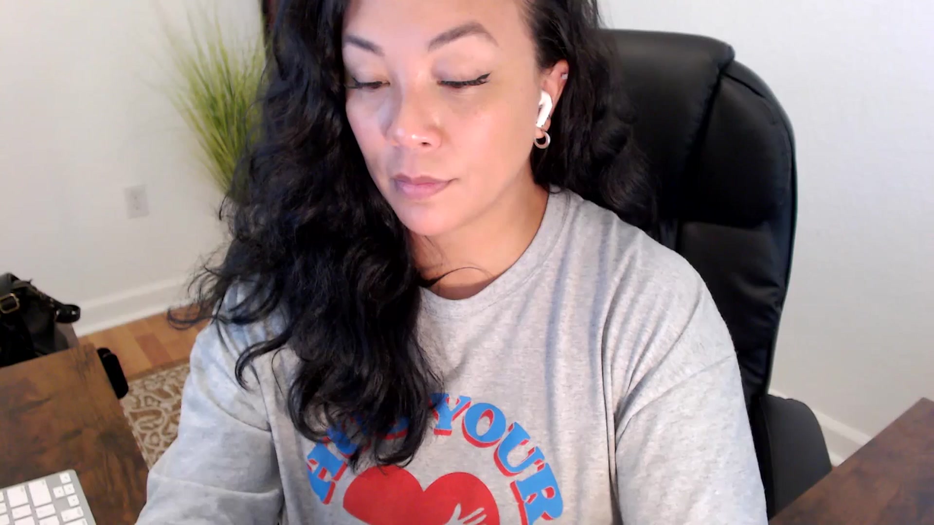 Gallery image thumbnail from MickaylaStar's myfreecams stream on, 05/27/2025, 19:22 image 18 of 20