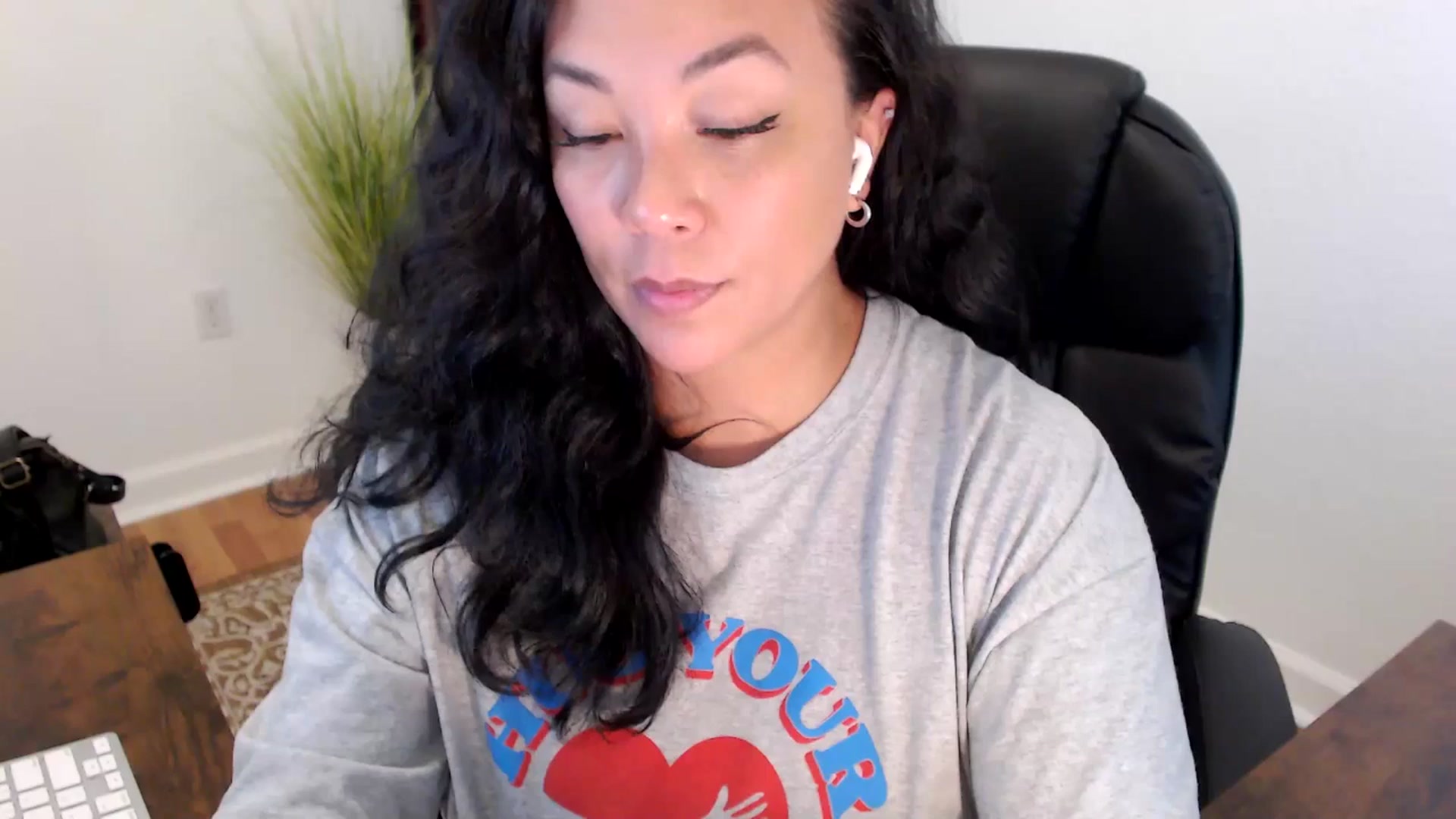Gallery image thumbnail from MickaylaStar's myfreecams stream on, 05/27/2025, 19:22 image 17 of 20