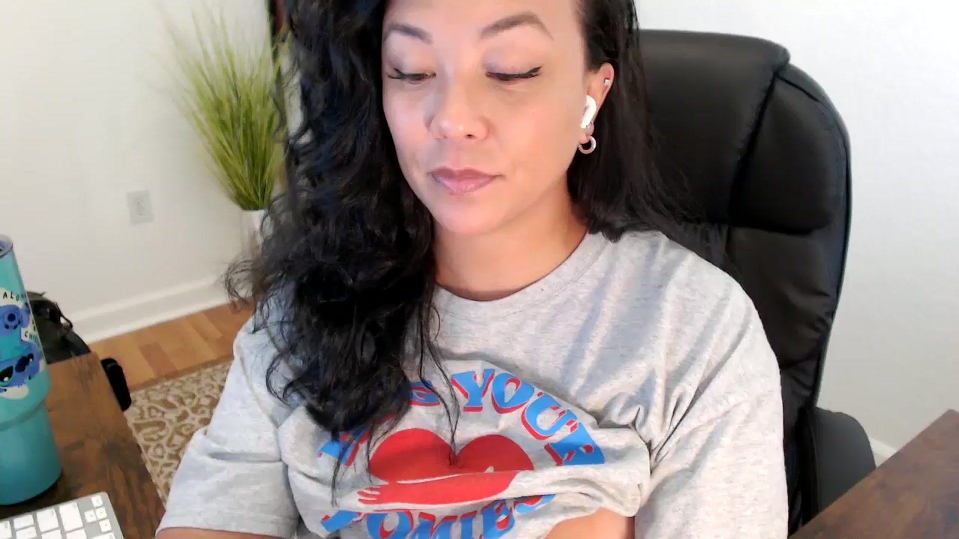 Gallery image thumbnail from MickaylaStar's myfreecams stream on, 05/27/2025, 20:37 image 16 of 20