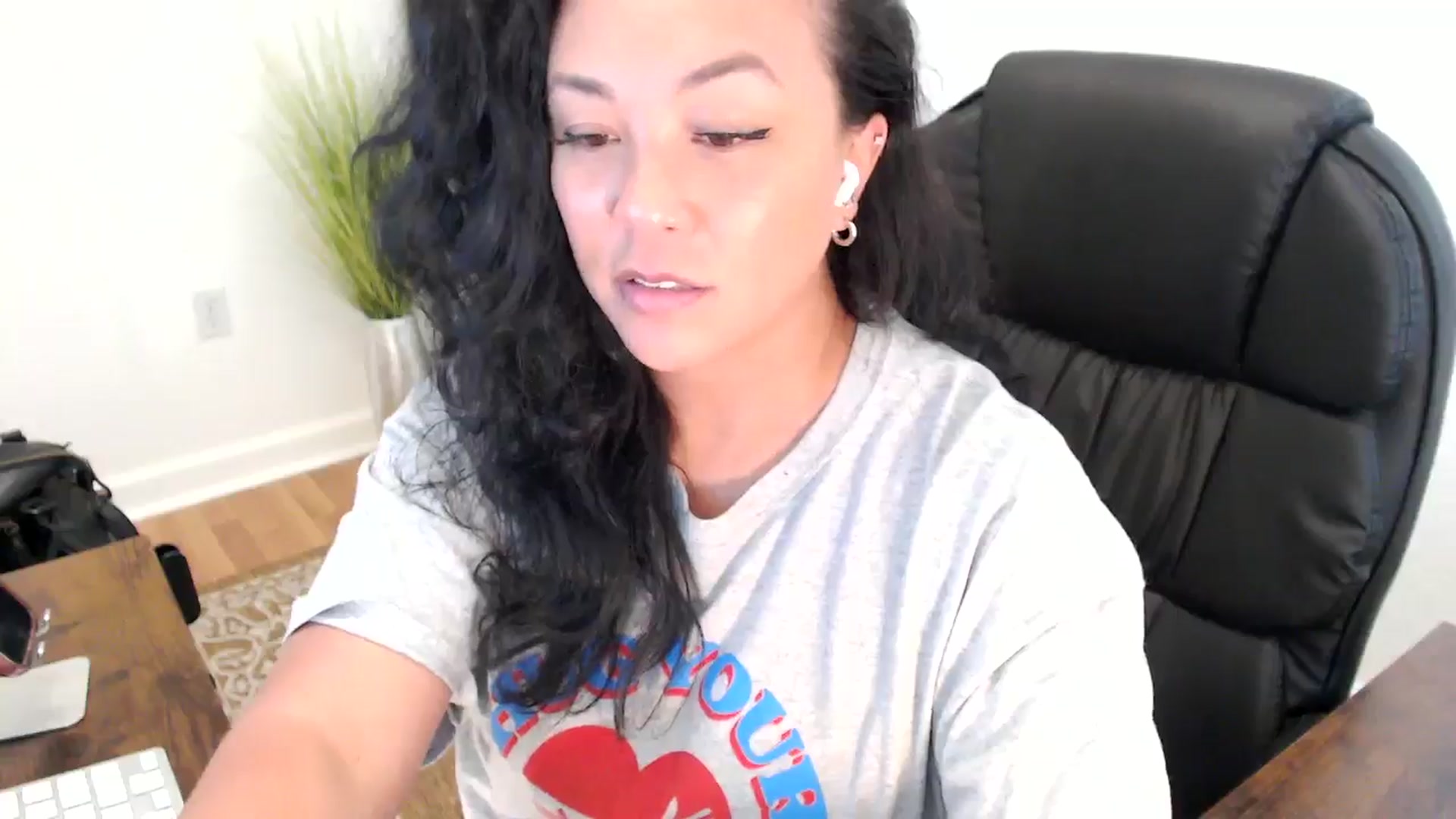 Gallery image thumbnail from MickaylaStar's myfreecams stream on, 05/27/2025, 20:37 image 13 of 20
