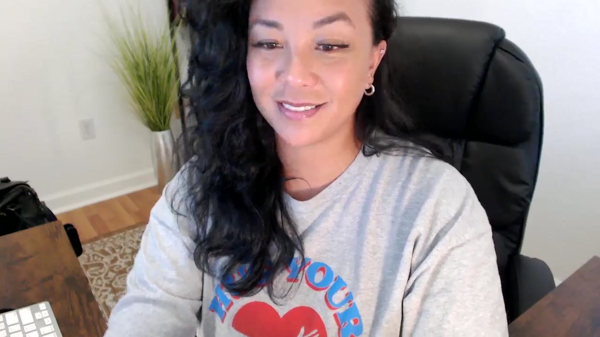 Gallery image thumbnail from MickaylaStar's myfreecams stream on, 05/27/2025, 20:37 image 3 of 20