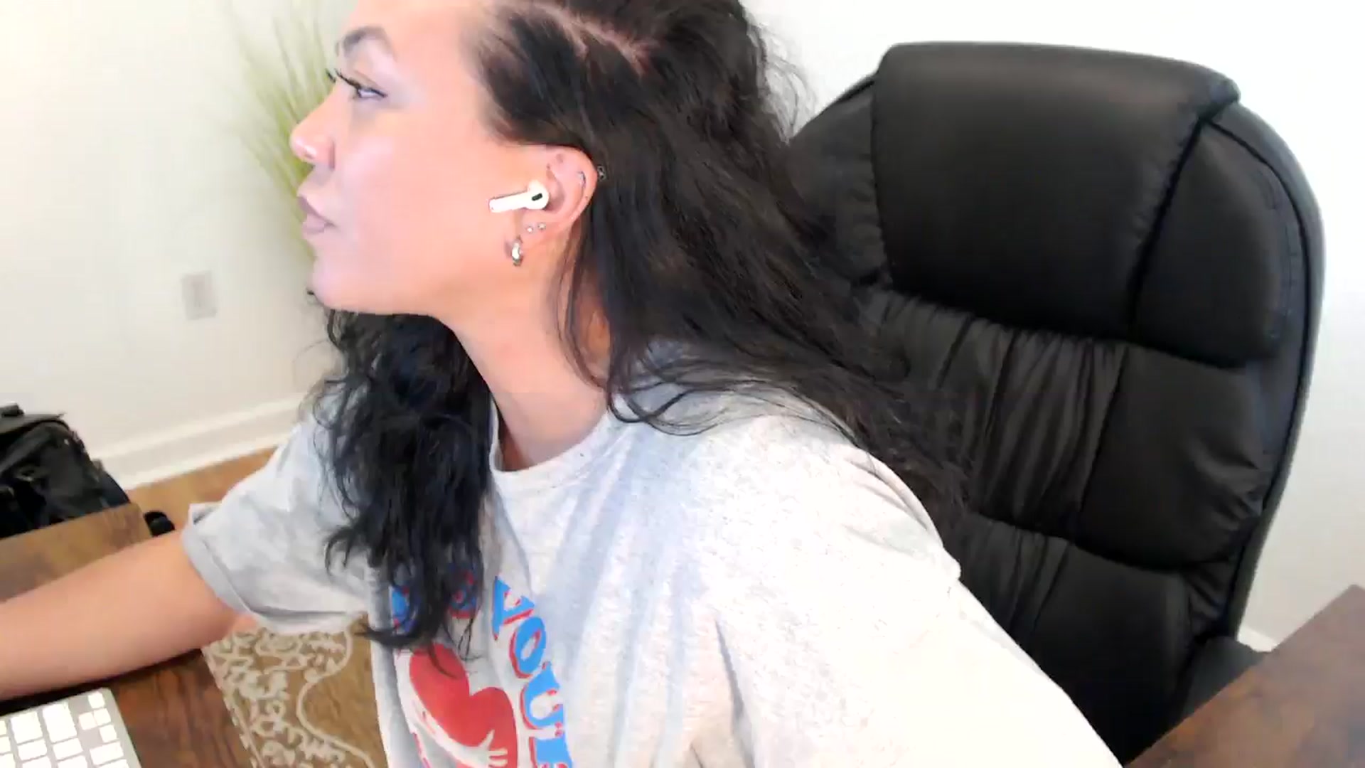 Gallery image thumbnail from MickaylaStar's myfreecams stream on, 05/27/2025, 20:37 image 5 of 20