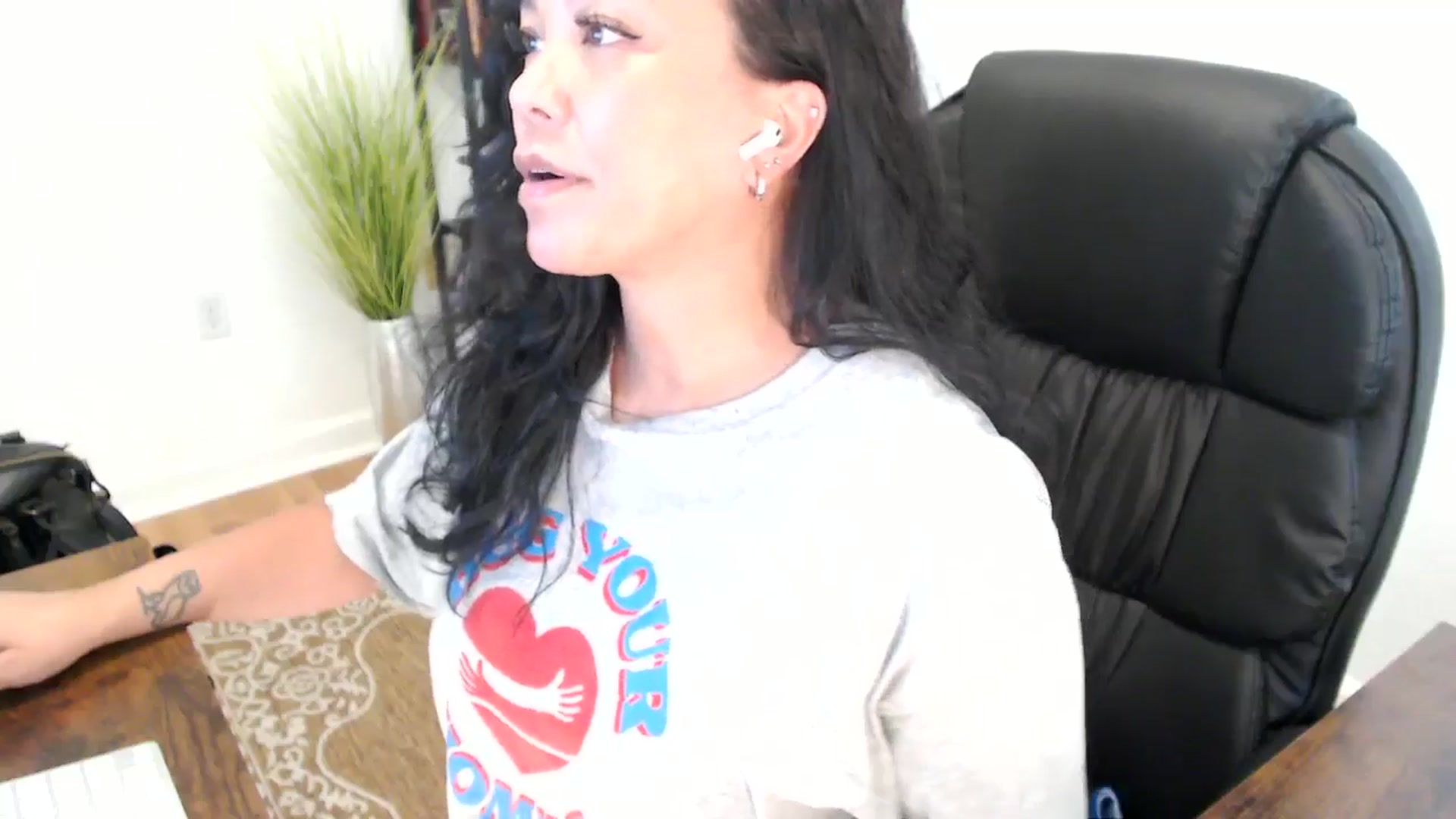 Gallery image thumbnail from MickaylaStar's myfreecams stream on, 05/27/2025, 20:37 image 17 of 20