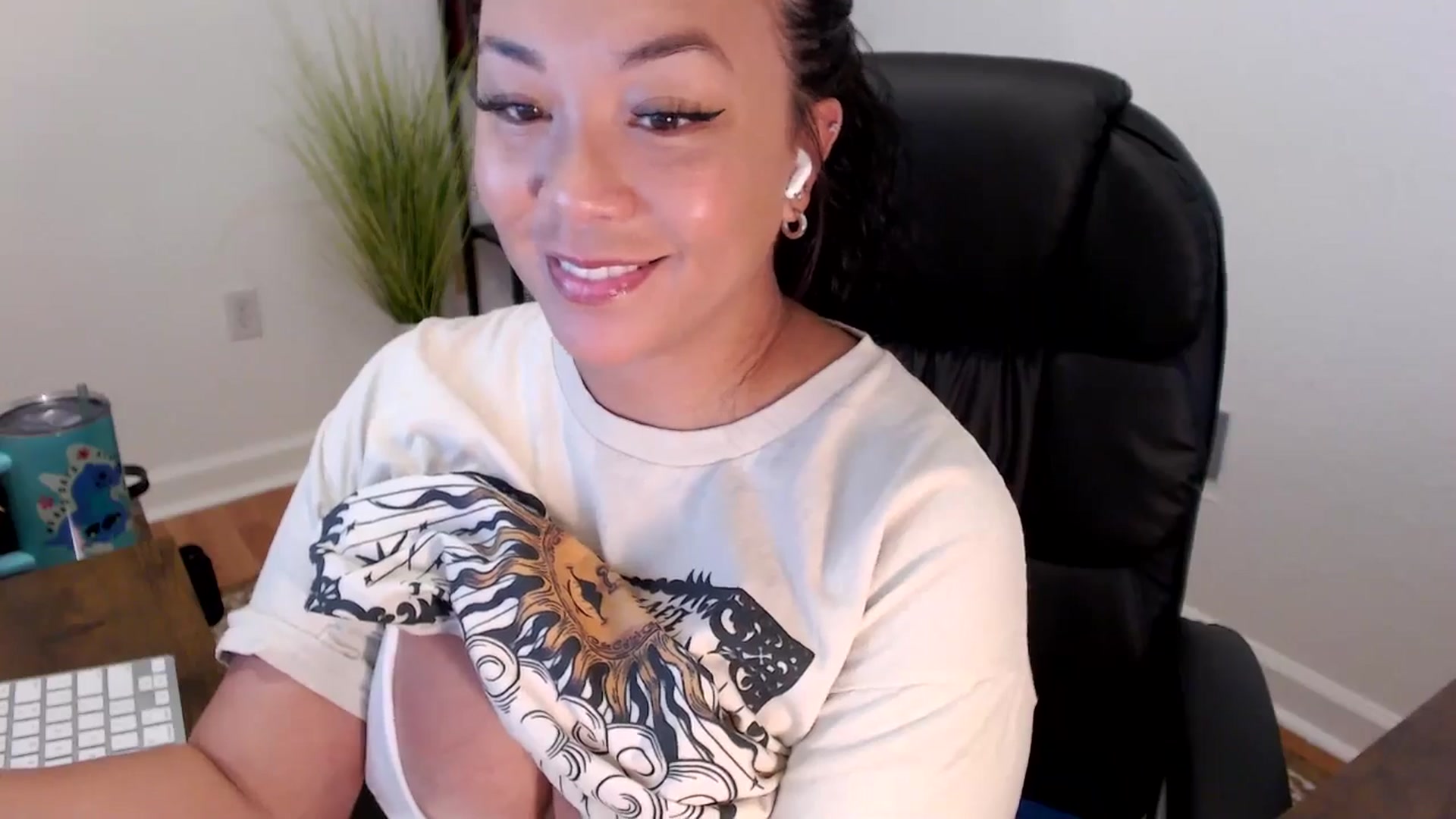 Gallery image thumbnail from MickaylaStar's myfreecams stream on, 05/28/2025, 15:09 image 5 of 20