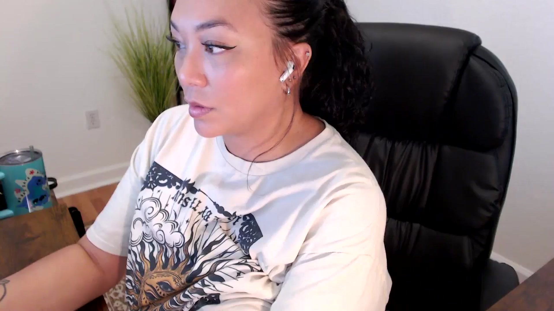 Gallery image thumbnail from MickaylaStar's myfreecams stream on, 05/28/2025, 15:56 image 8 of 20