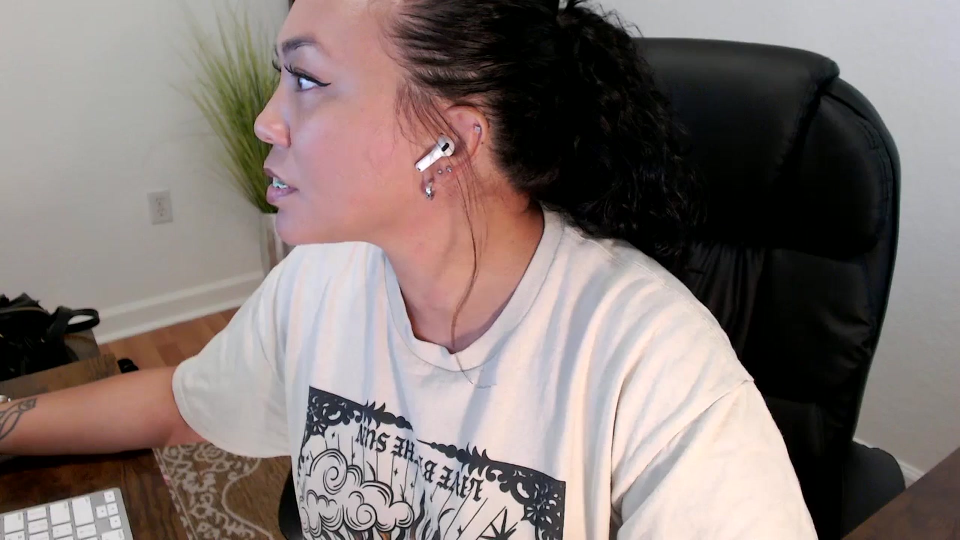 Gallery image thumbnail from MickaylaStar's myfreecams stream on, 05/28/2025, 16:21 image 15 of 20