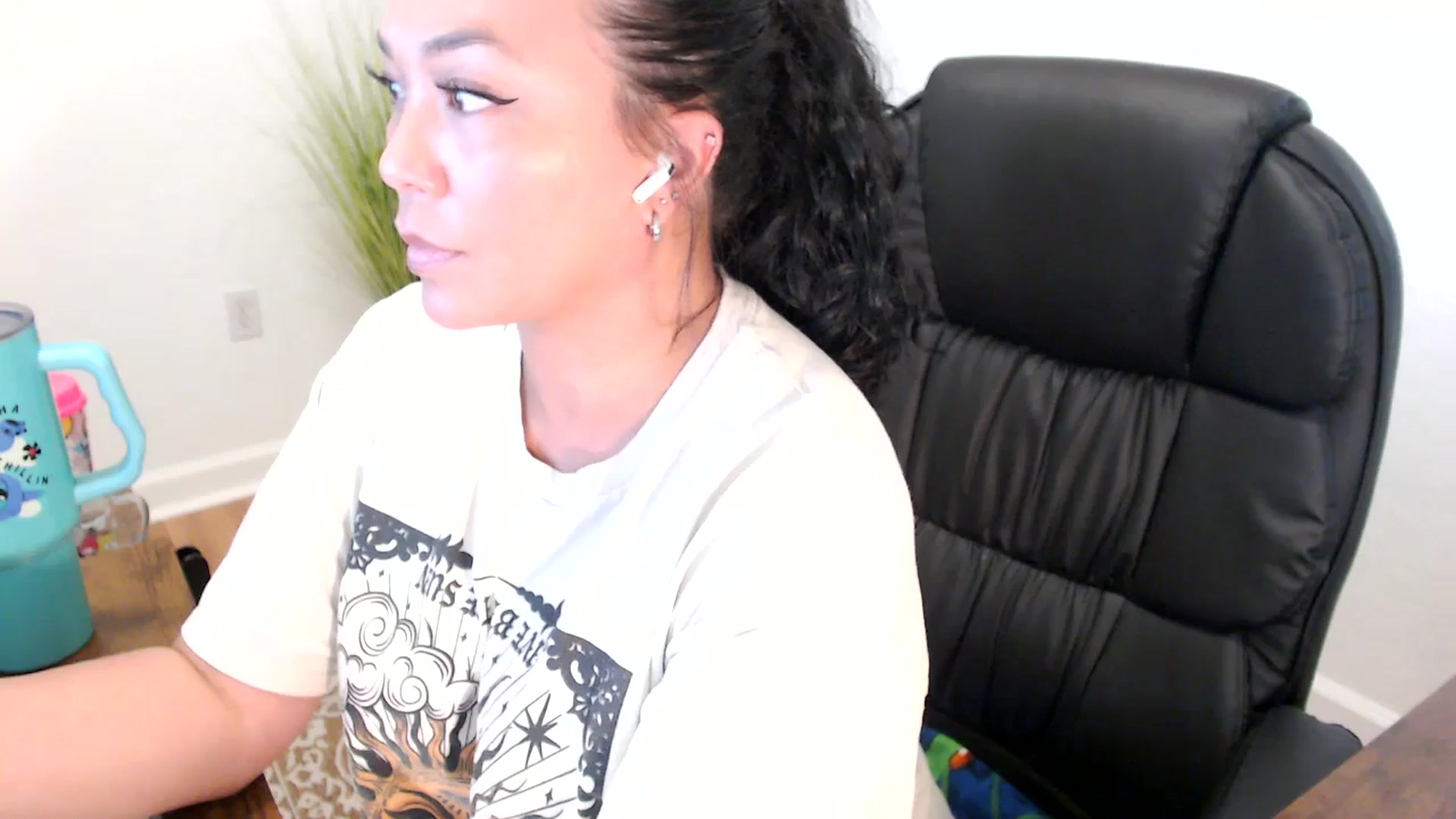 Gallery image thumbnail from MickaylaStar's myfreecams stream on, 05/28/2025, 19:01 image 3 of 20