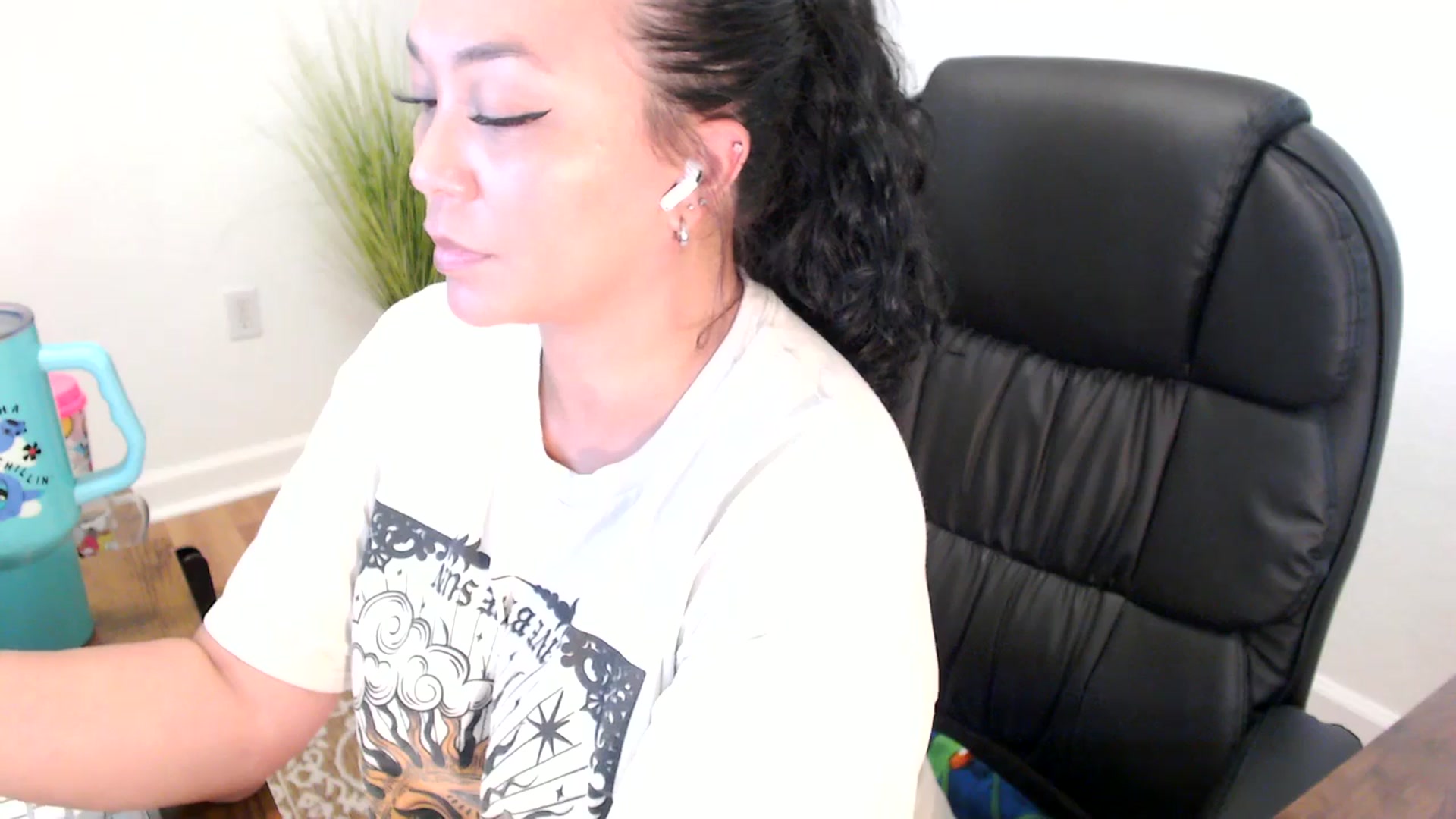 Gallery image thumbnail from MickaylaStar's myfreecams stream on, 05/28/2025, 19:01 image 4 of 20