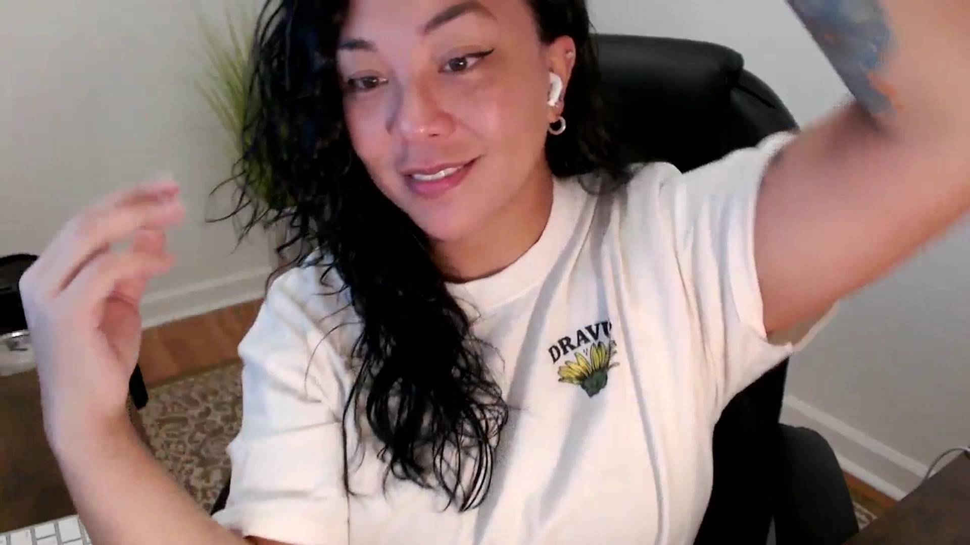 Gallery image thumbnail from MickaylaStar's myfreecams stream on, 05/29/2025, 16:13 image 13 of 20