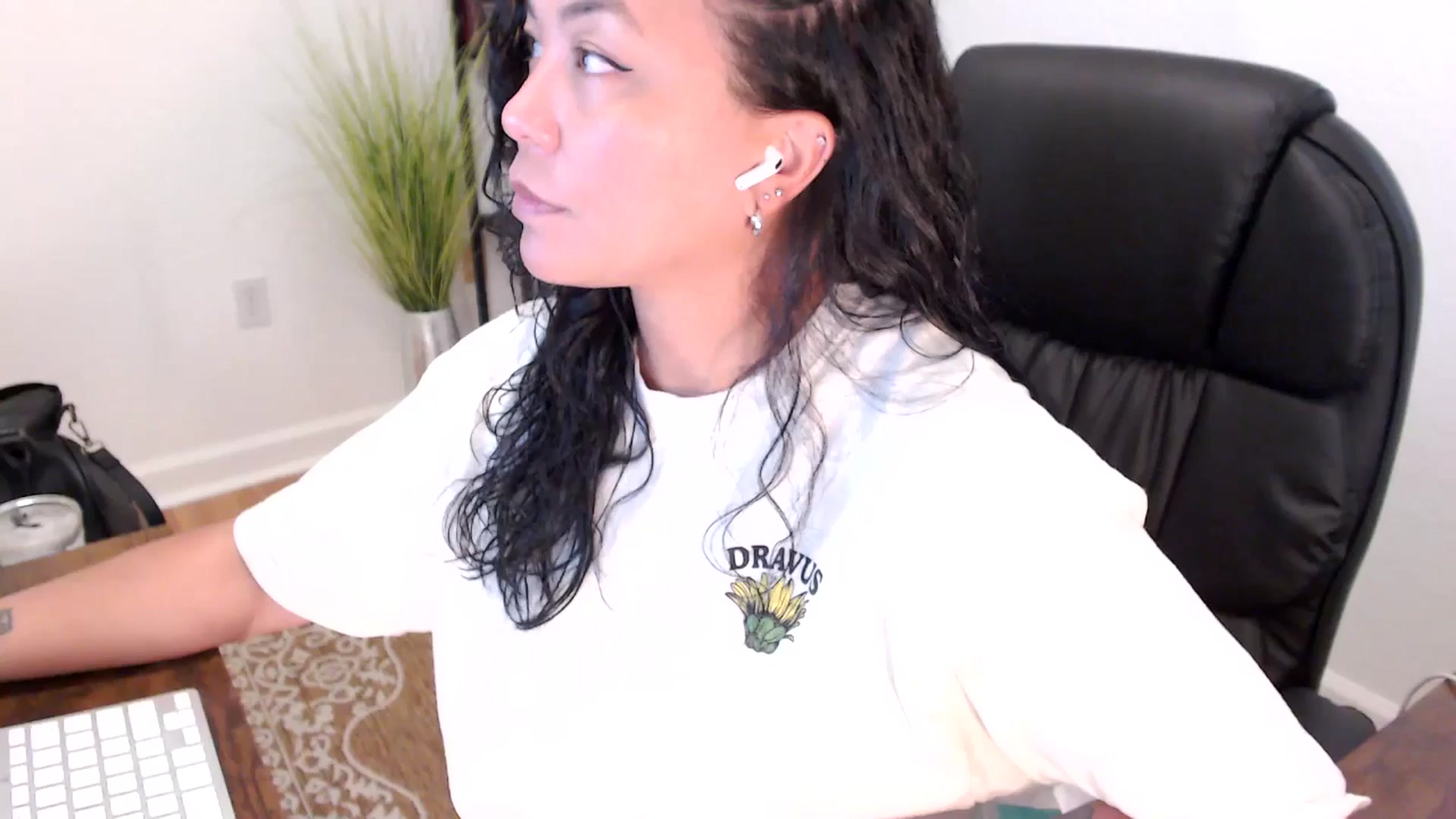 Gallery image thumbnail from MickaylaStar's myfreecams stream on, 05/29/2025, 16:58 image 4 of 20