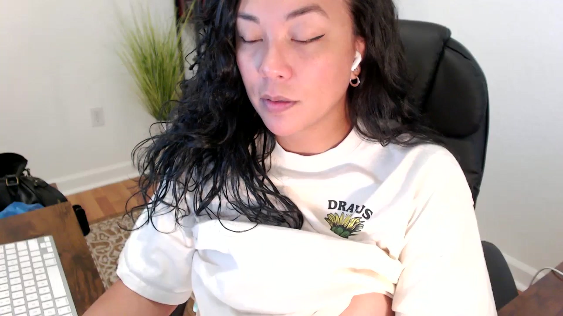 Gallery image thumbnail from MickaylaStar's myfreecams stream on, 05/29/2025, 17:41 image 17 of 20