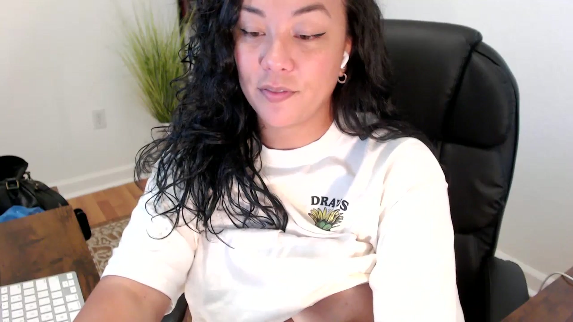 Gallery image thumbnail from MickaylaStar's myfreecams stream on, 05/29/2025, 17:41 image 20 of 20