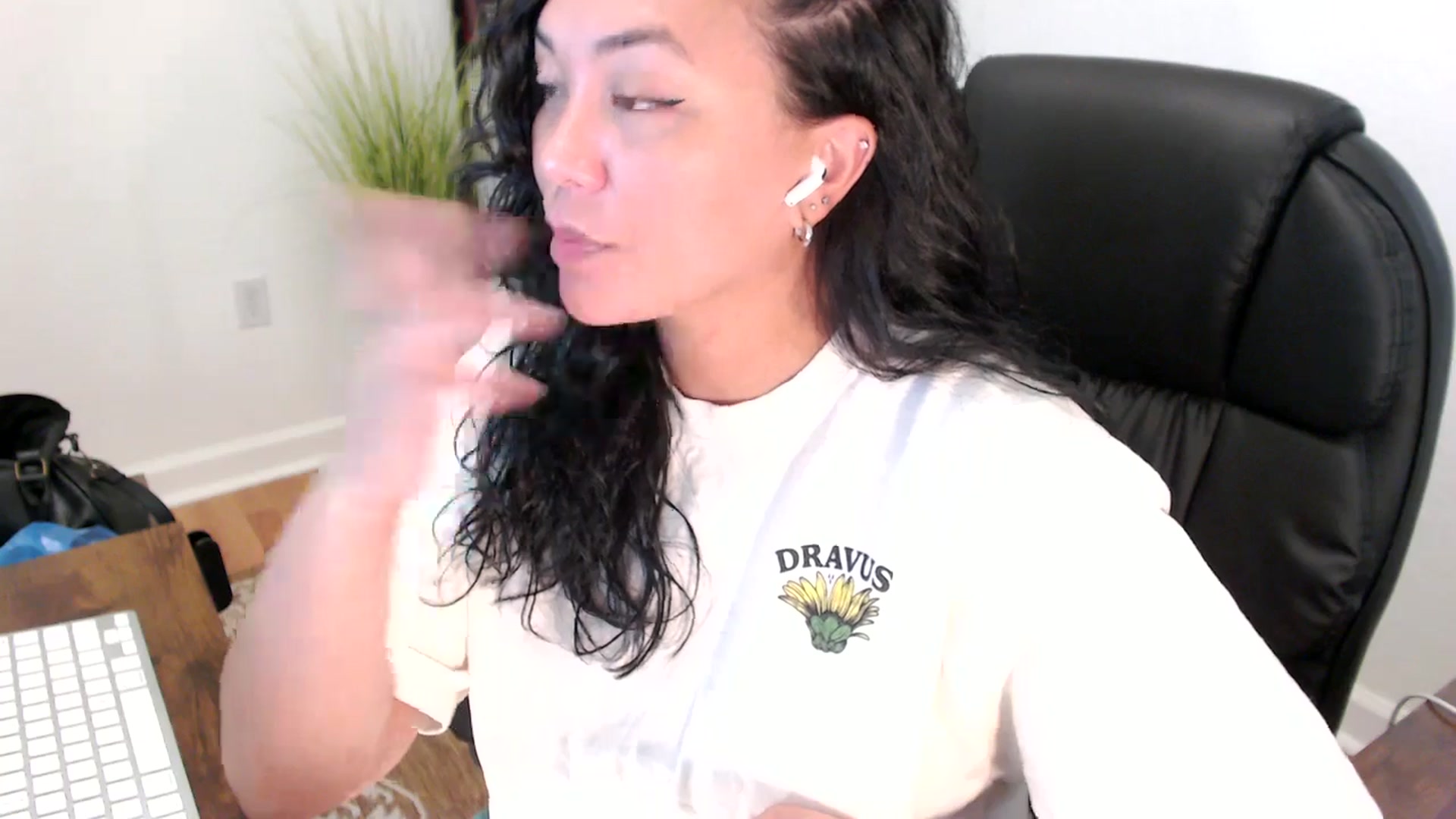 Gallery image thumbnail from MickaylaStar's myfreecams stream on, 05/29/2025, 17:41 image 6 of 20