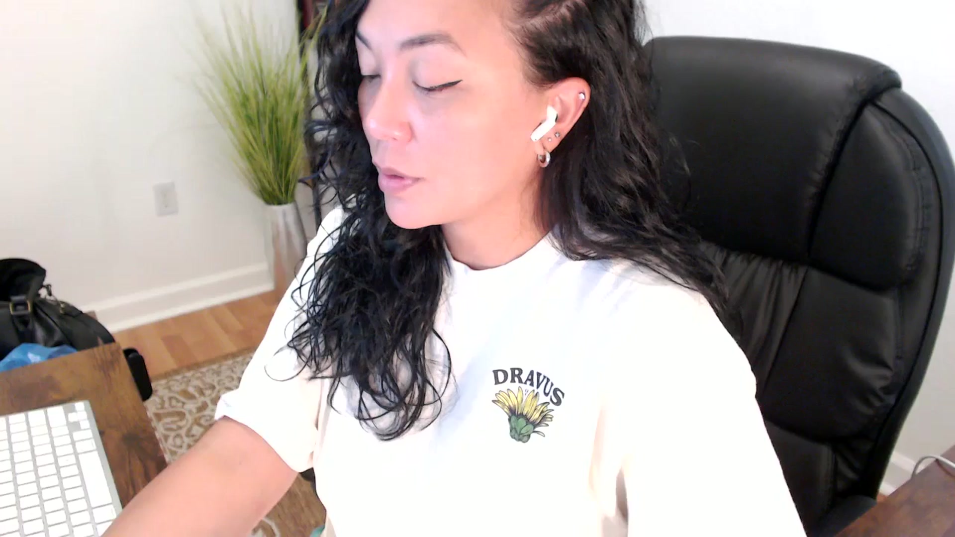 Gallery image thumbnail from MickaylaStar's myfreecams stream on, 05/29/2025, 17:41 image 1 of 20