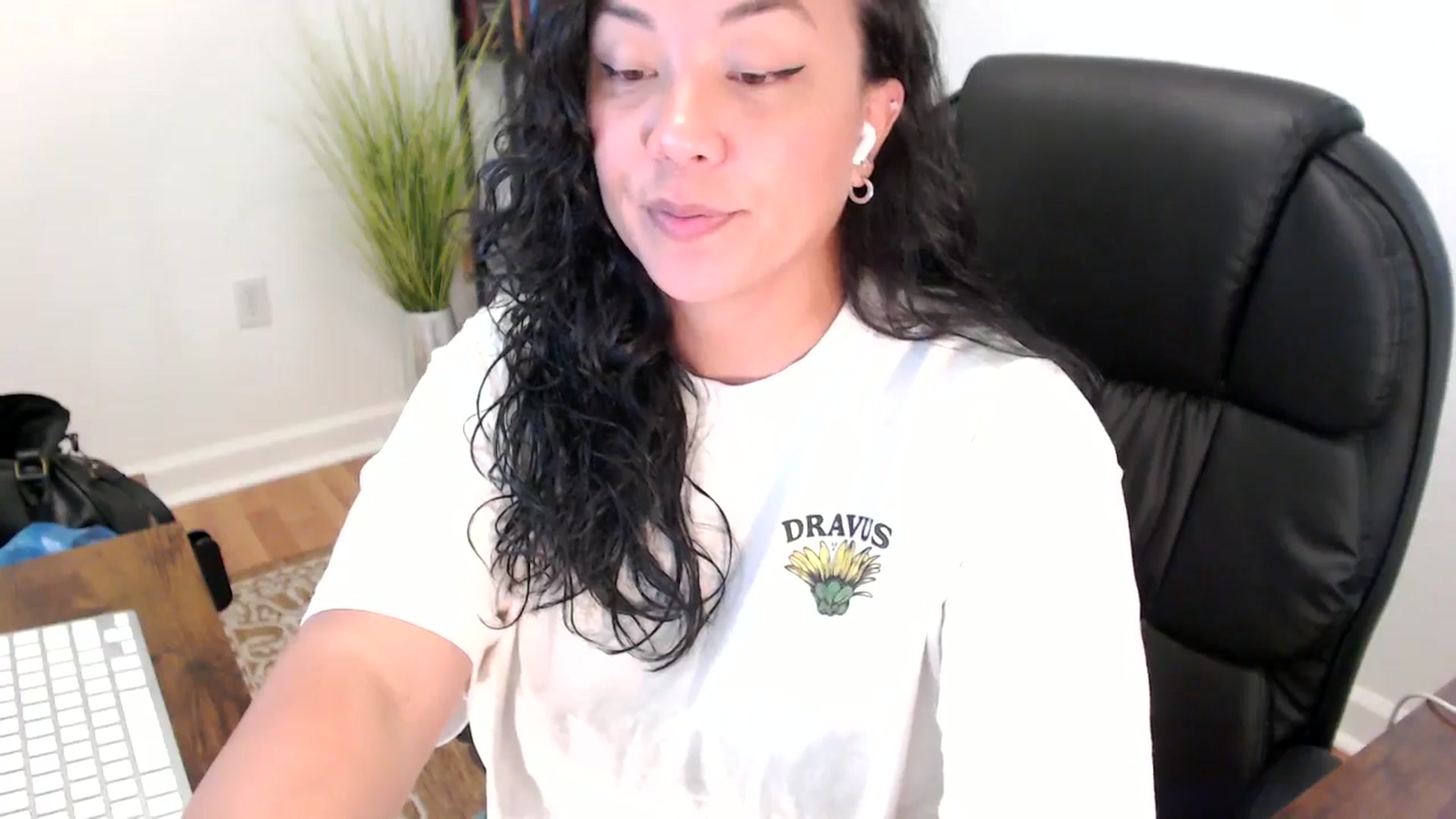 Gallery image thumbnail from MickaylaStar's myfreecams stream on, 05/29/2025, 17:41 image 4 of 20