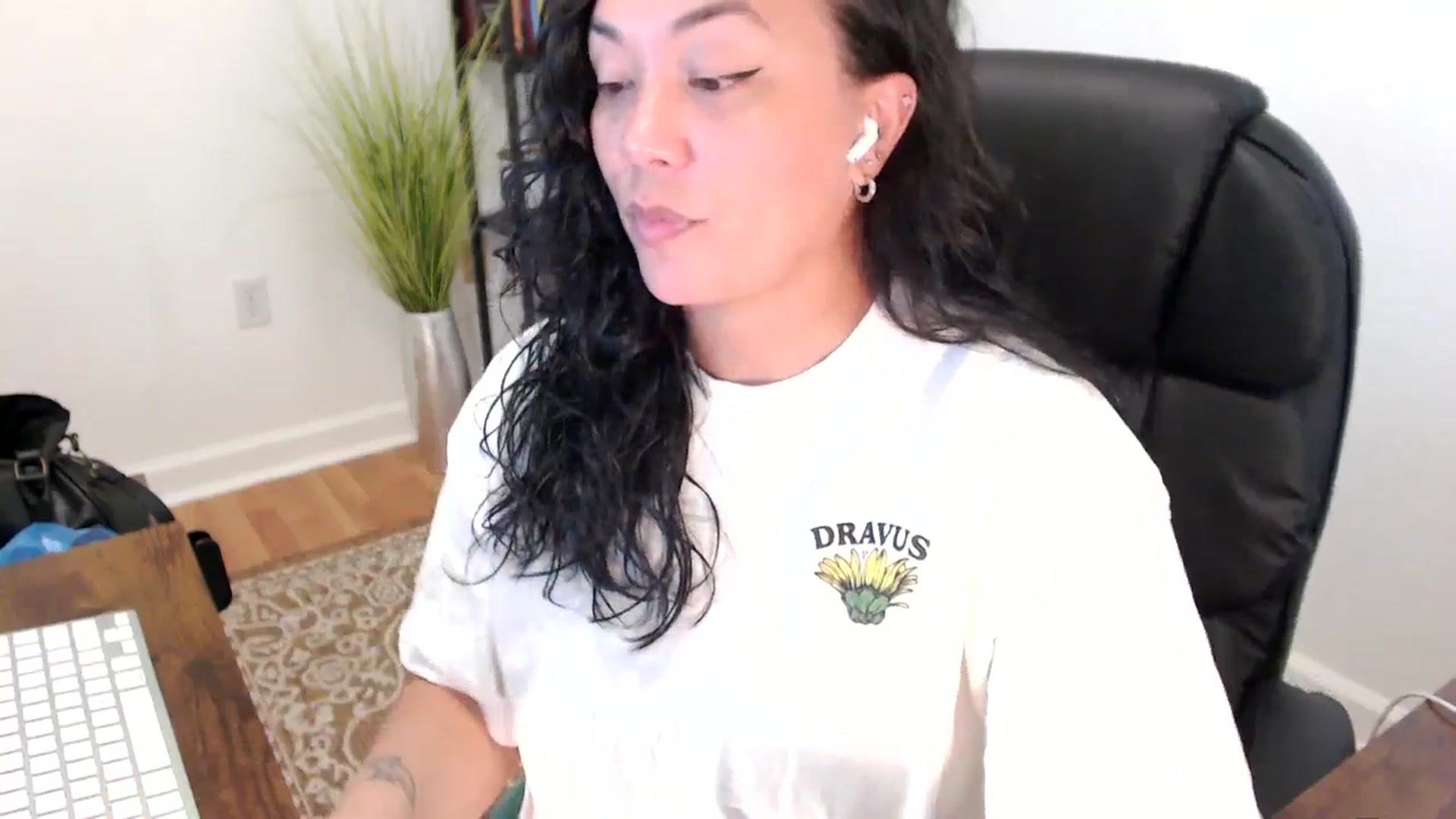 Gallery image thumbnail from MickaylaStar's myfreecams stream on, 05/29/2025, 17:41 image 2 of 20