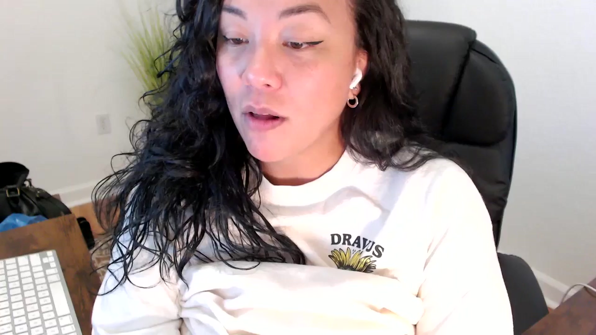 Gallery image thumbnail from MickaylaStar's myfreecams stream on, 05/29/2025, 17:41 image 15 of 20