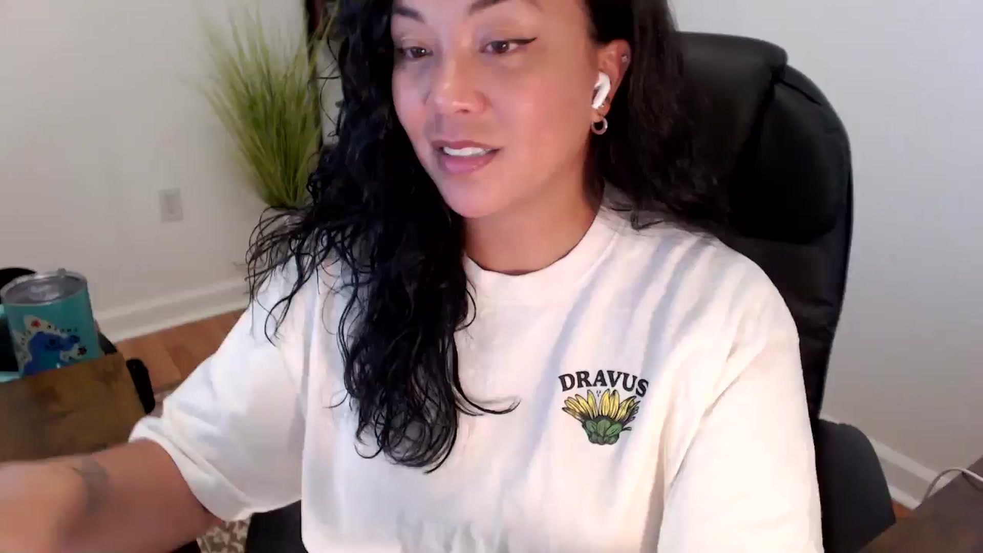 Gallery image thumbnail from MickaylaStar's myfreecams stream on, 05/29/2025, 18:46 image 13 of 20