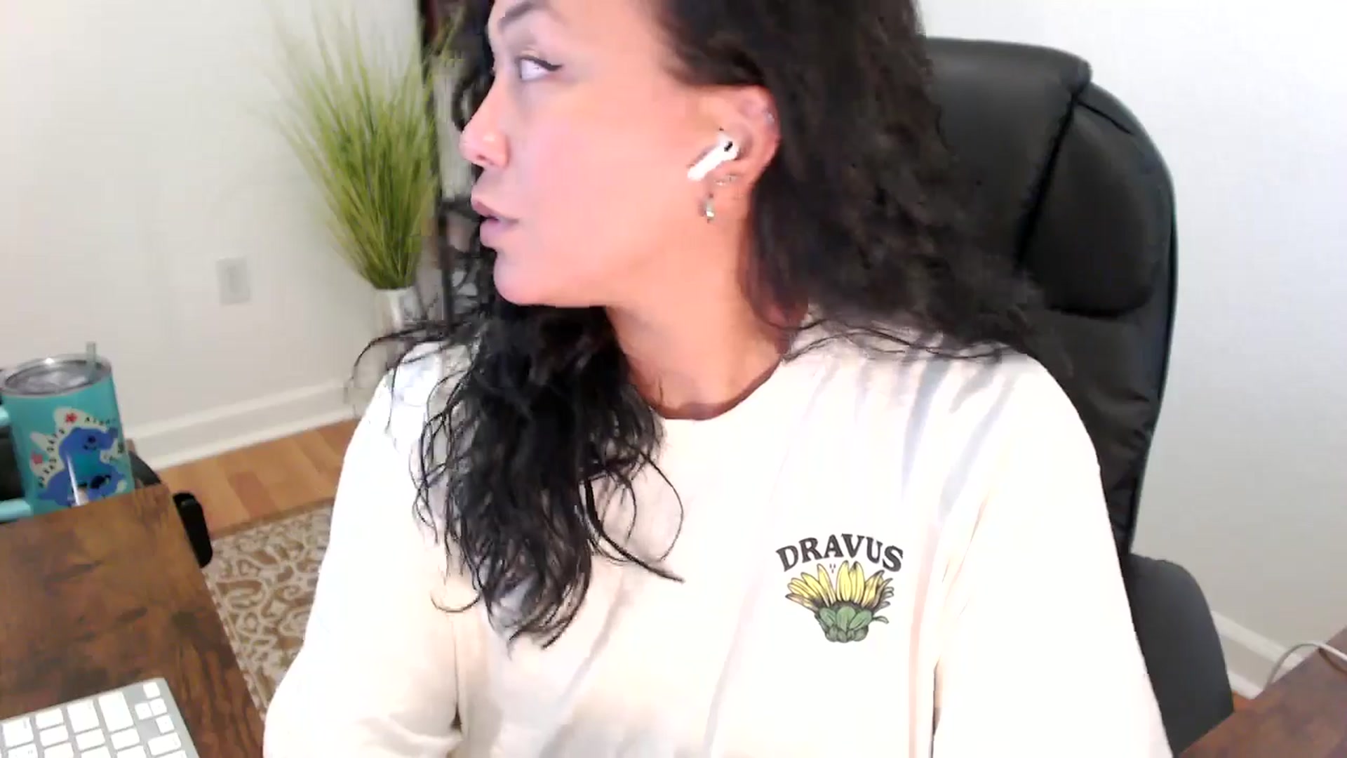 Gallery image thumbnail from MickaylaStar's myfreecams stream on, 05/29/2025, 18:46 image 4 of 20