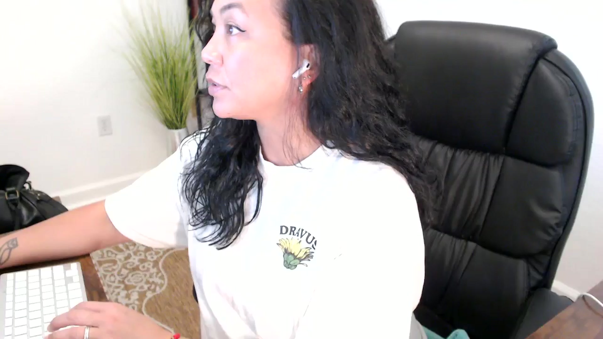 Gallery image thumbnail from MickaylaStar's myfreecams stream on, 05/29/2025, 19:11 image 14 of 20