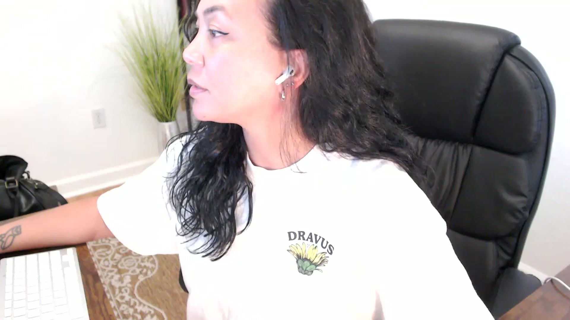 Gallery image thumbnail from MickaylaStar's myfreecams stream on, 05/29/2025, 19:11 image 15 of 20