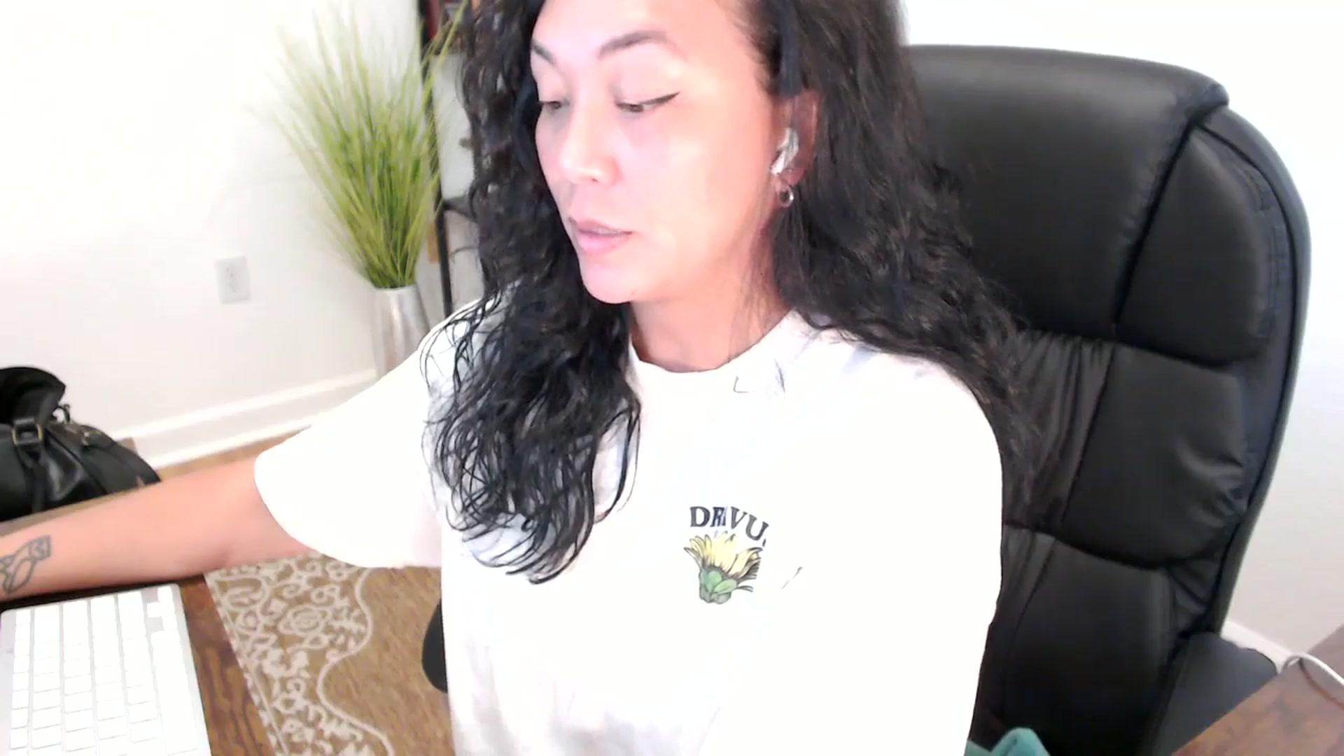 Gallery image thumbnail from MickaylaStar's myfreecams stream on, 05/29/2025, 19:11 image 17 of 20