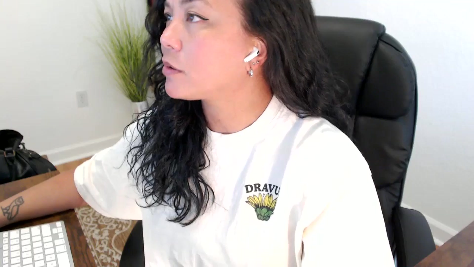 Gallery image thumbnail from MickaylaStar's myfreecams stream on, 05/29/2025, 20:40 image 6 of 20