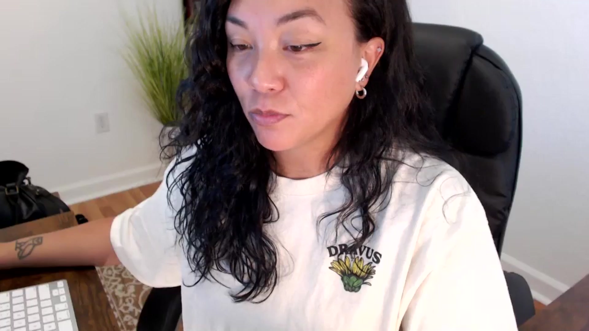 Gallery image thumbnail from MickaylaStar's myfreecams stream on, 05/29/2025, 20:40 image 5 of 20