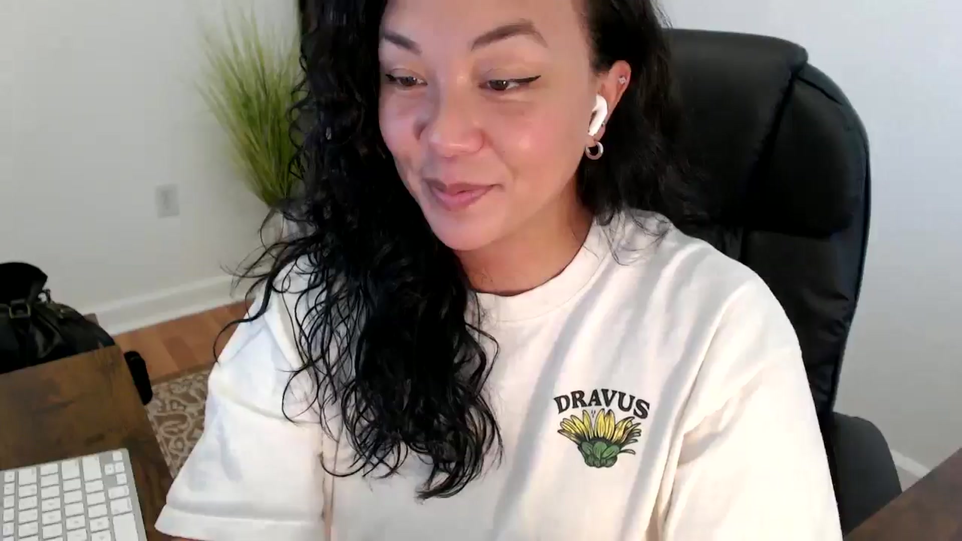 Gallery image thumbnail from MickaylaStar's myfreecams stream on, 05/29/2025, 20:40 image 16 of 20