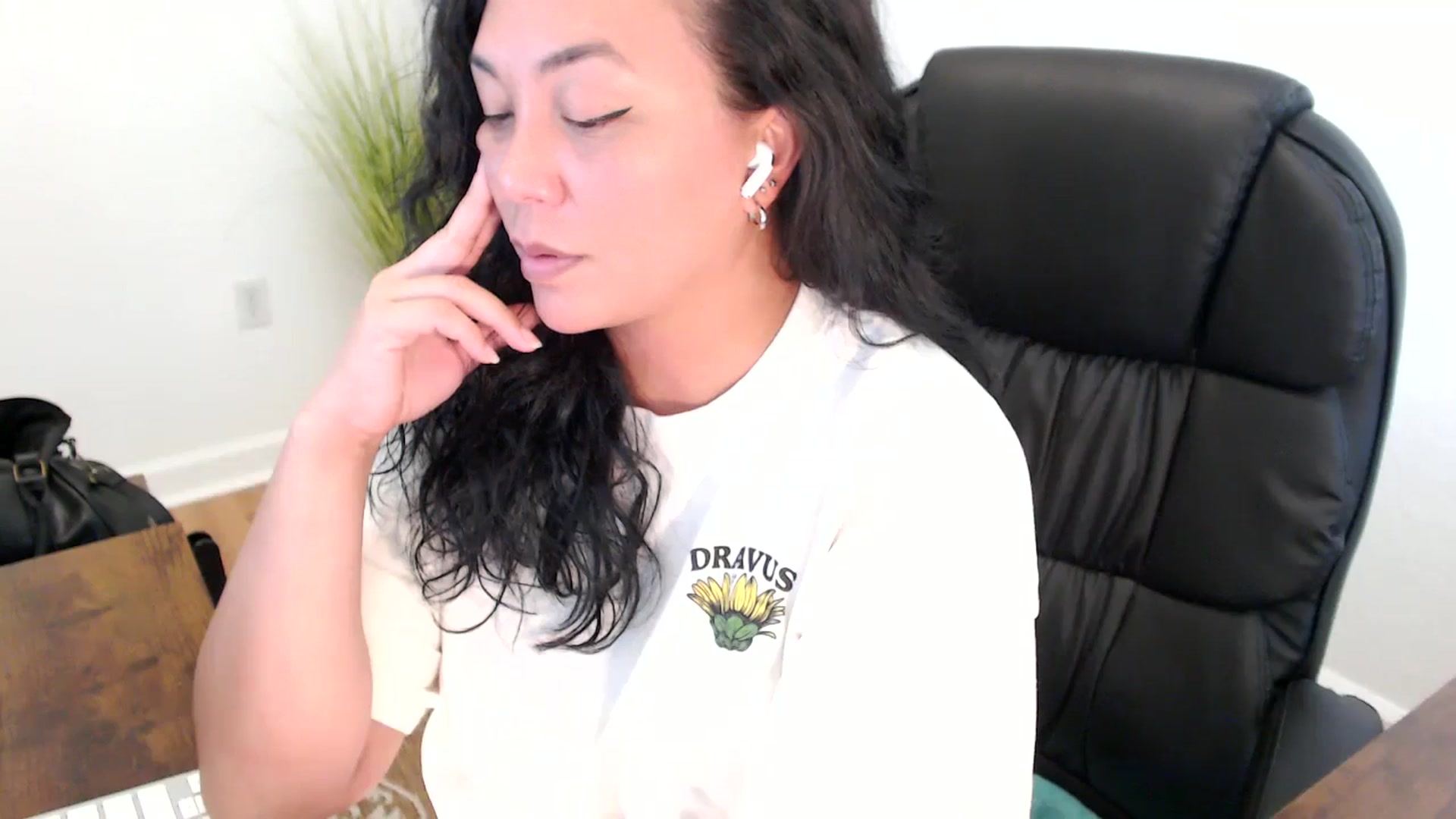 Gallery image thumbnail from MickaylaStar's myfreecams stream on, 05/29/2025, 20:40 image 20 of 20