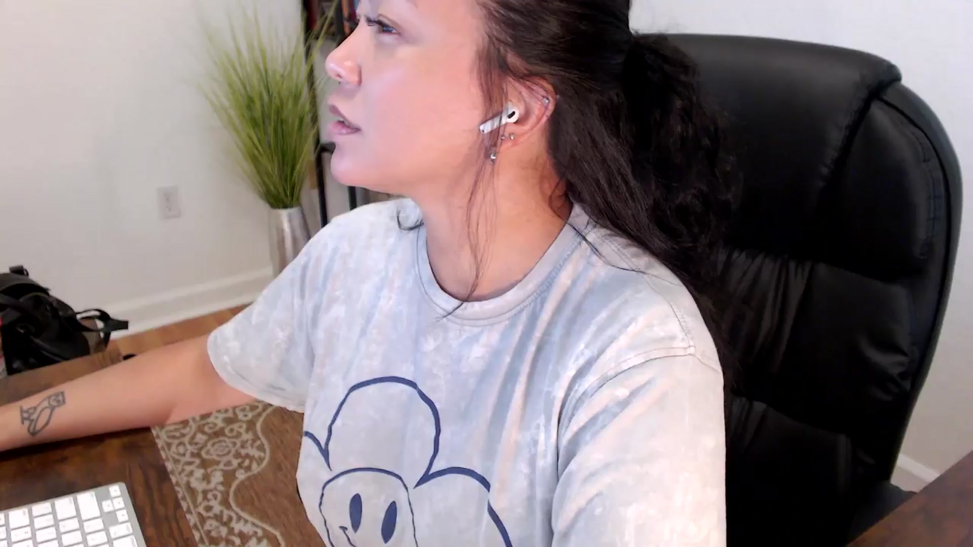 Gallery image thumbnail from MickaylaStar's myfreecams stream on, 05/30/2025, 18:17 image 5 of 20