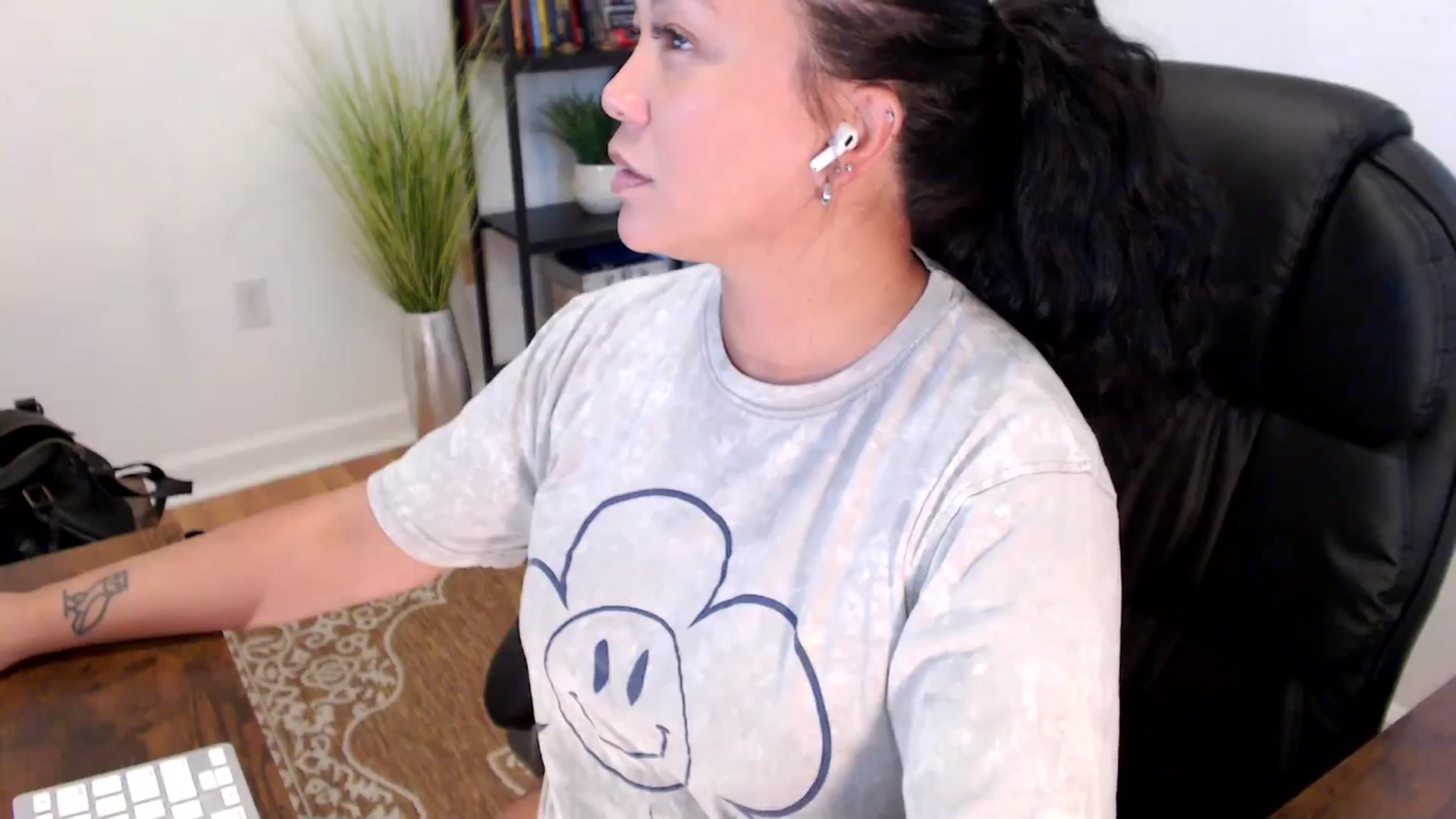 Gallery image thumbnail from MickaylaStar's myfreecams stream on, 05/30/2025, 19:40 image 19 of 20
