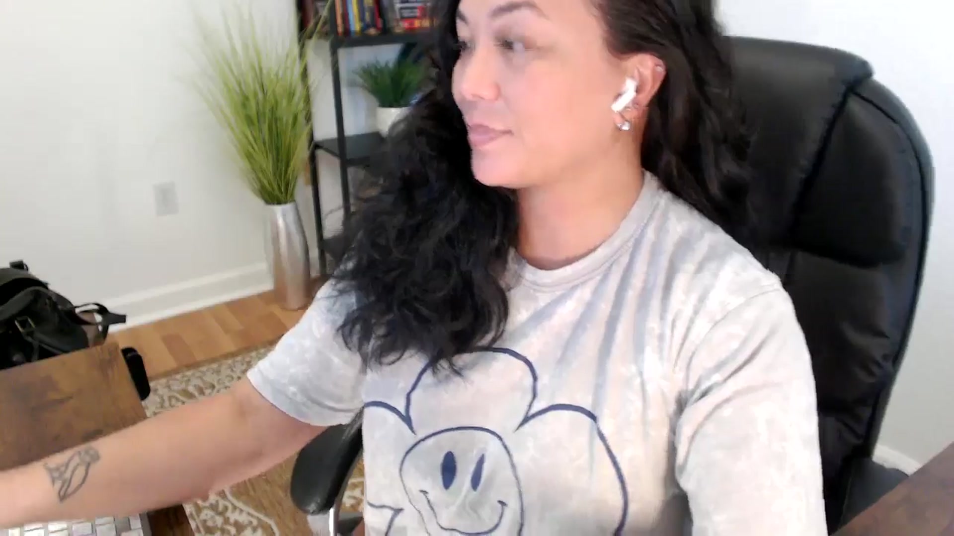 Gallery image thumbnail from MickaylaStar's myfreecams stream on, 05/30/2025, 19:40 image 12 of 20