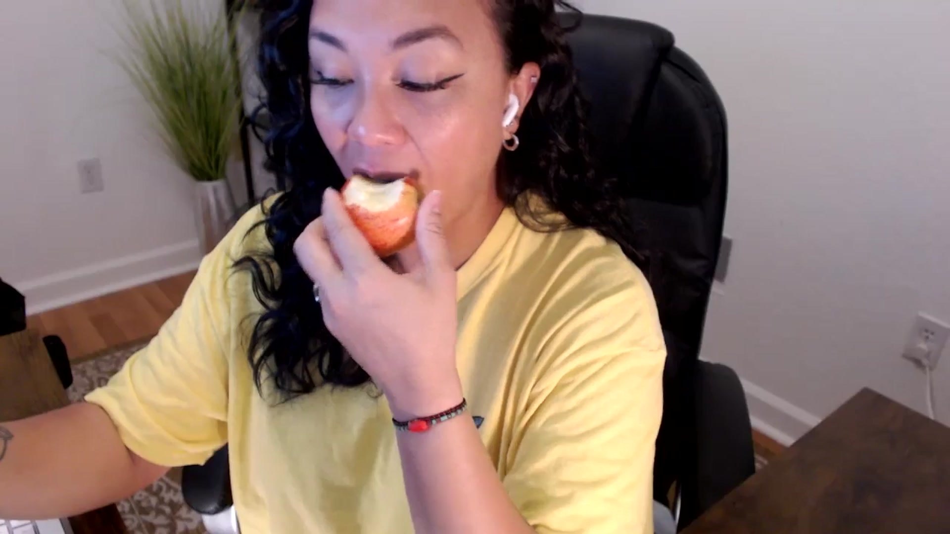 Gallery image thumbnail from MickaylaStar's myfreecams stream on, 06/02/2025, 16:18 image 19 of 20