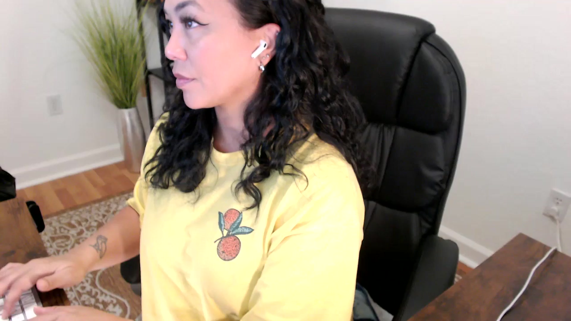 Gallery image thumbnail from MickaylaStar's myfreecams stream on, 06/02/2025, 16:18 image 8 of 20