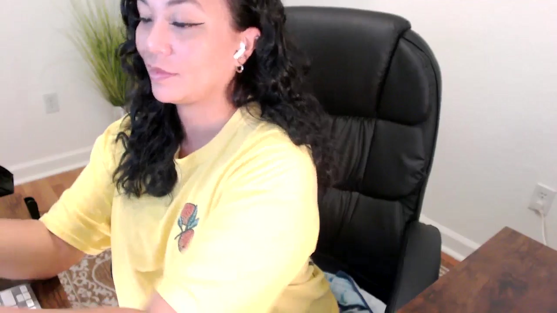 Gallery image thumbnail from MickaylaStar's myfreecams stream on, 06/02/2025, 16:42 image 18 of 20