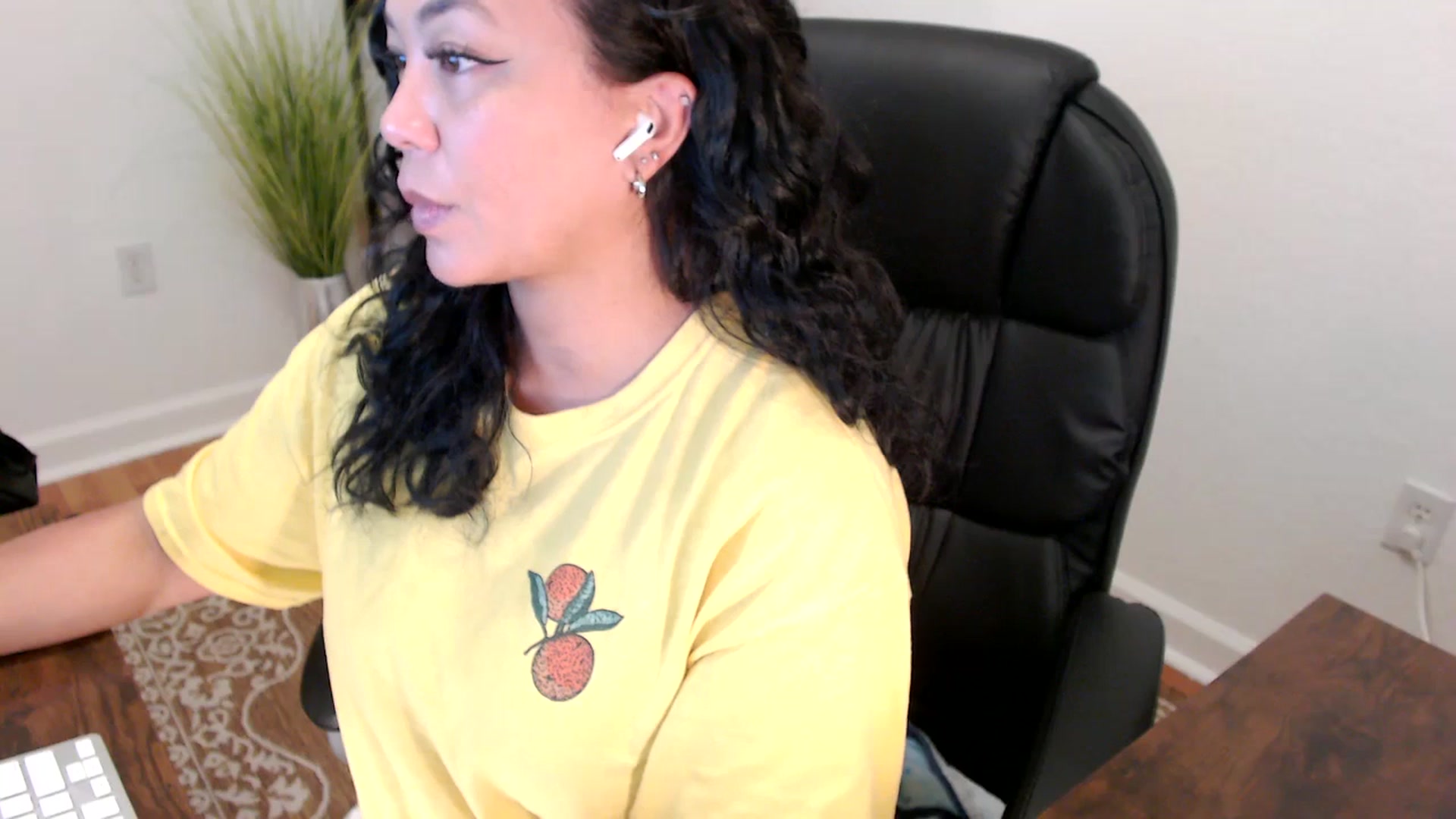 Gallery image thumbnail from MickaylaStar's myfreecams stream on, 06/02/2025, 16:42 image 5 of 20