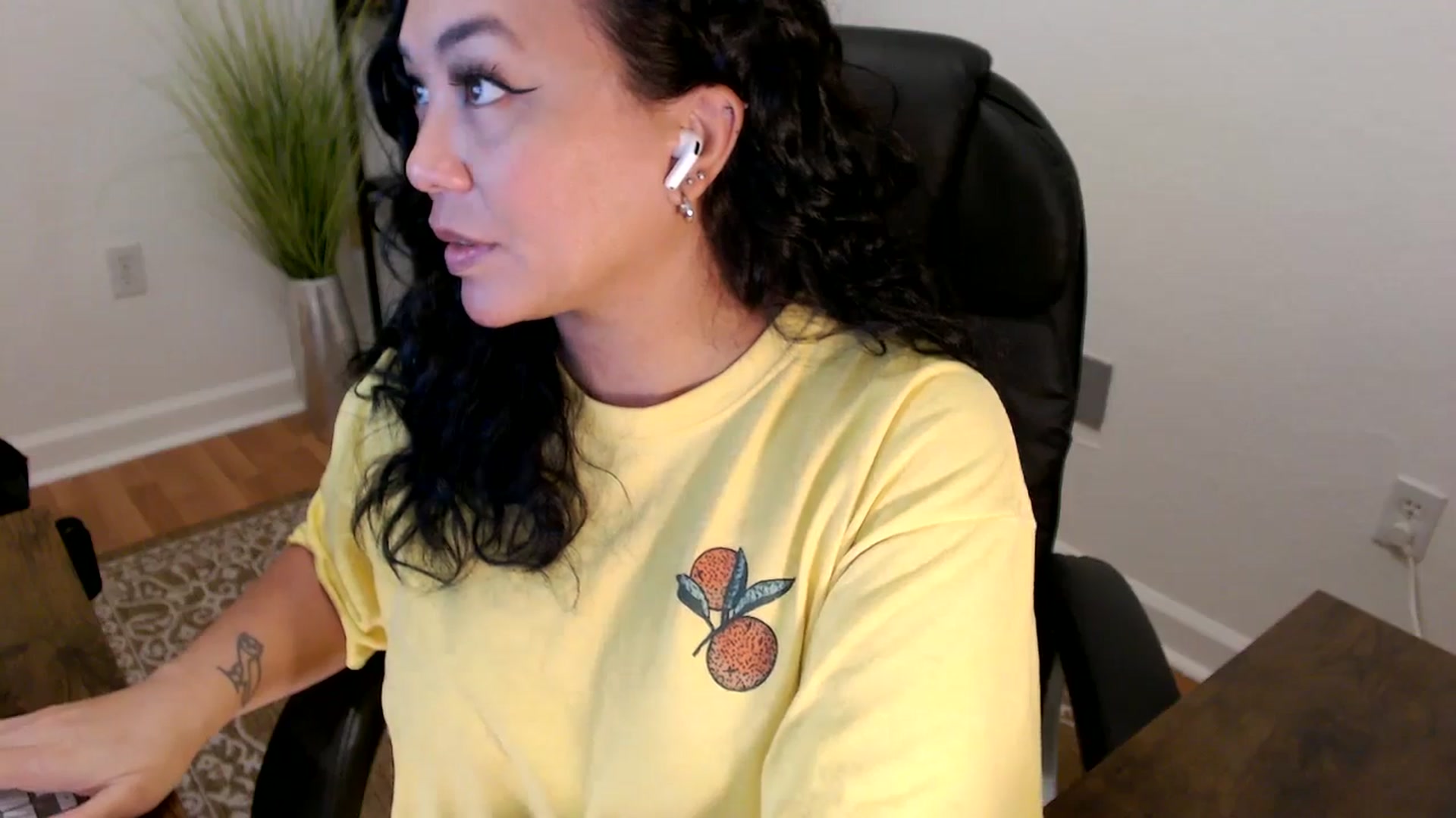 Gallery image thumbnail from MickaylaStar's myfreecams stream on, 06/02/2025, 17:29 image 15 of 20