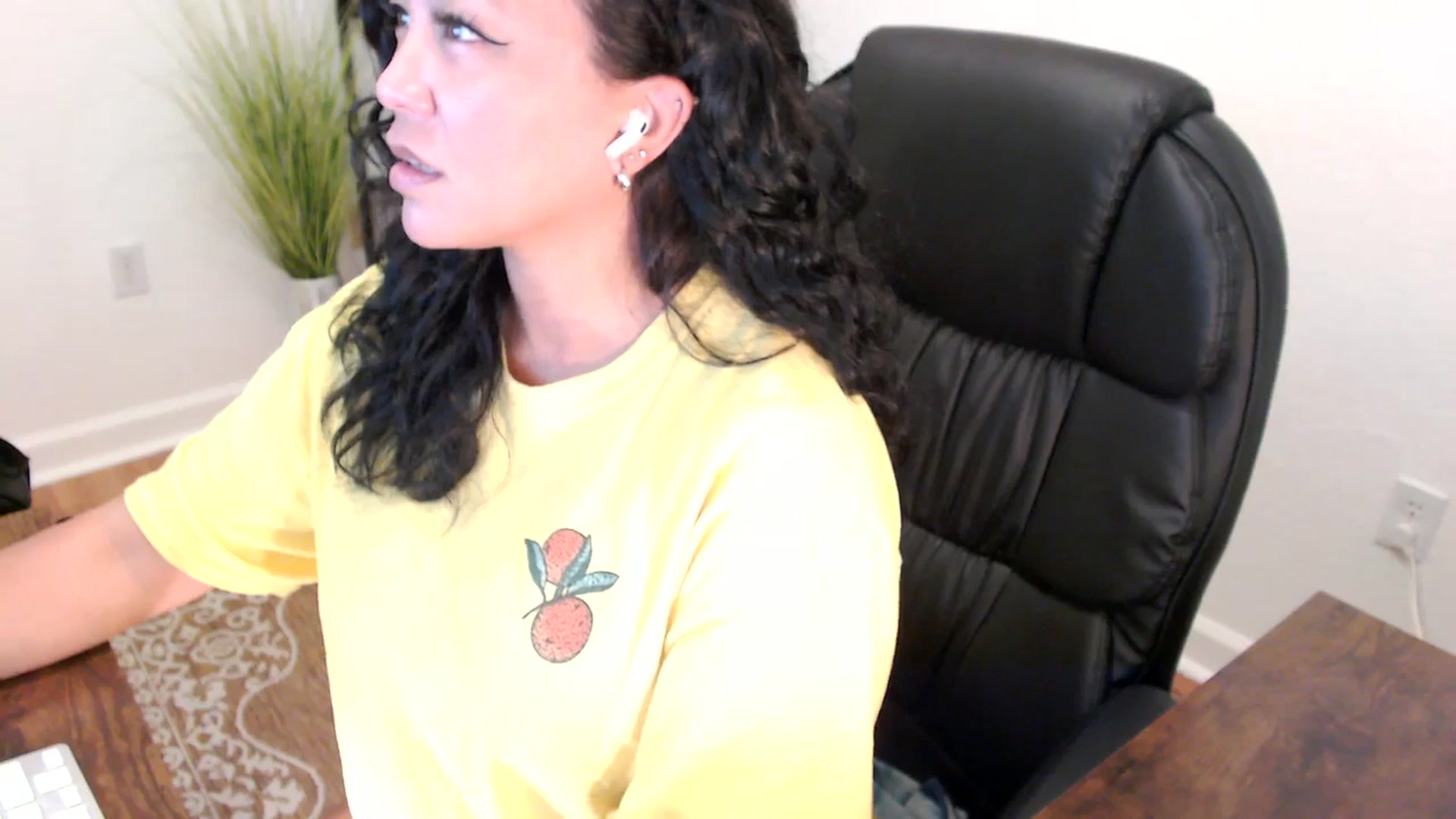 Gallery image thumbnail from MickaylaStar's myfreecams stream on, 06/02/2025, 17:29 image 5 of 20