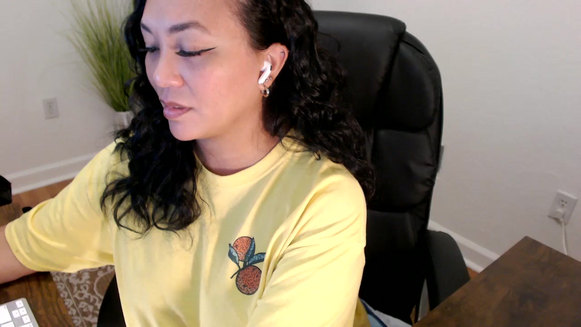 Gallery image thumbnail from MickaylaStar's myfreecams stream on, 06/02/2025, 17:29 image 14 of 20