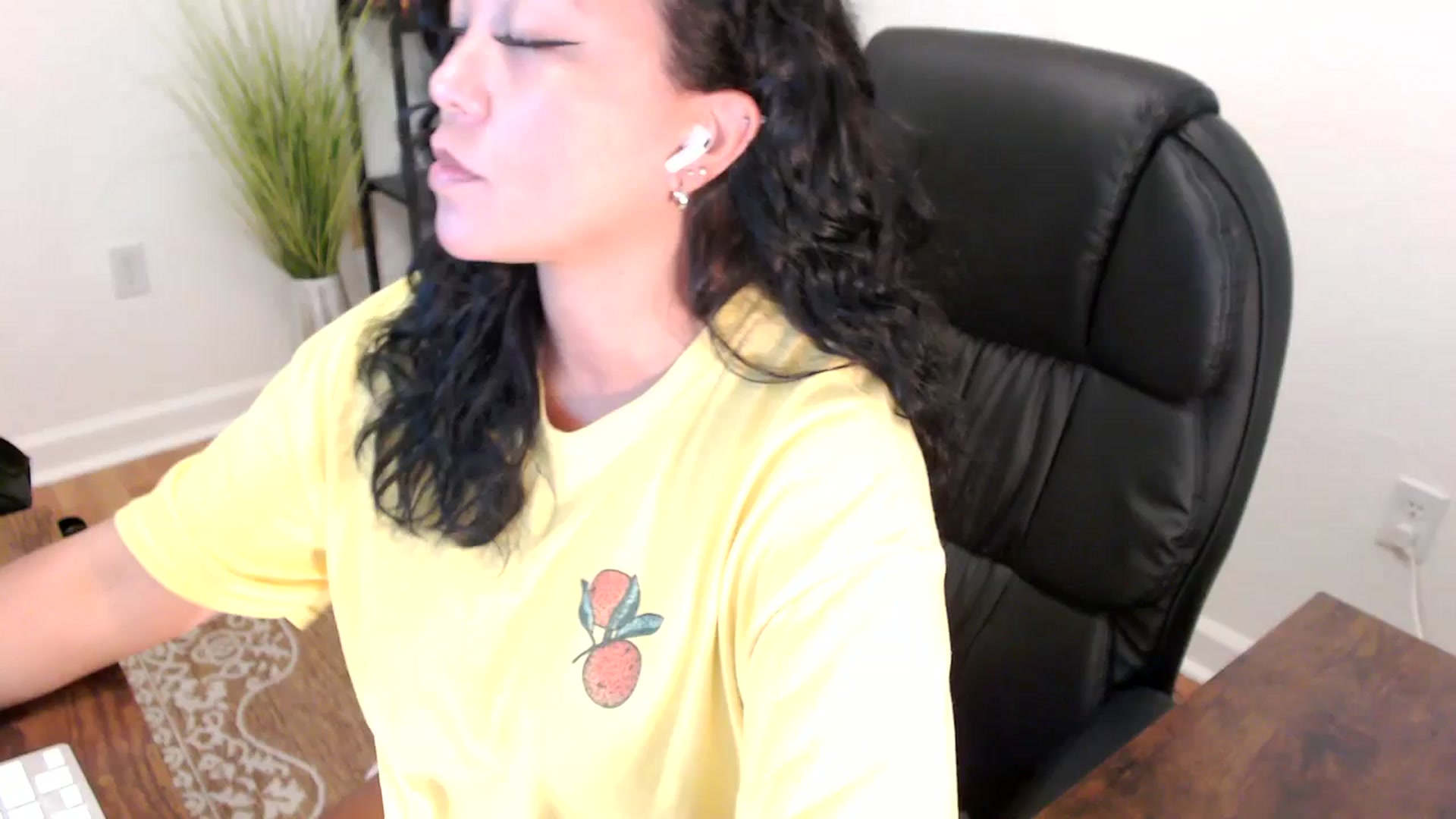 Gallery image thumbnail from MickaylaStar's myfreecams stream on, 06/02/2025, 17:29 image 1 of 20