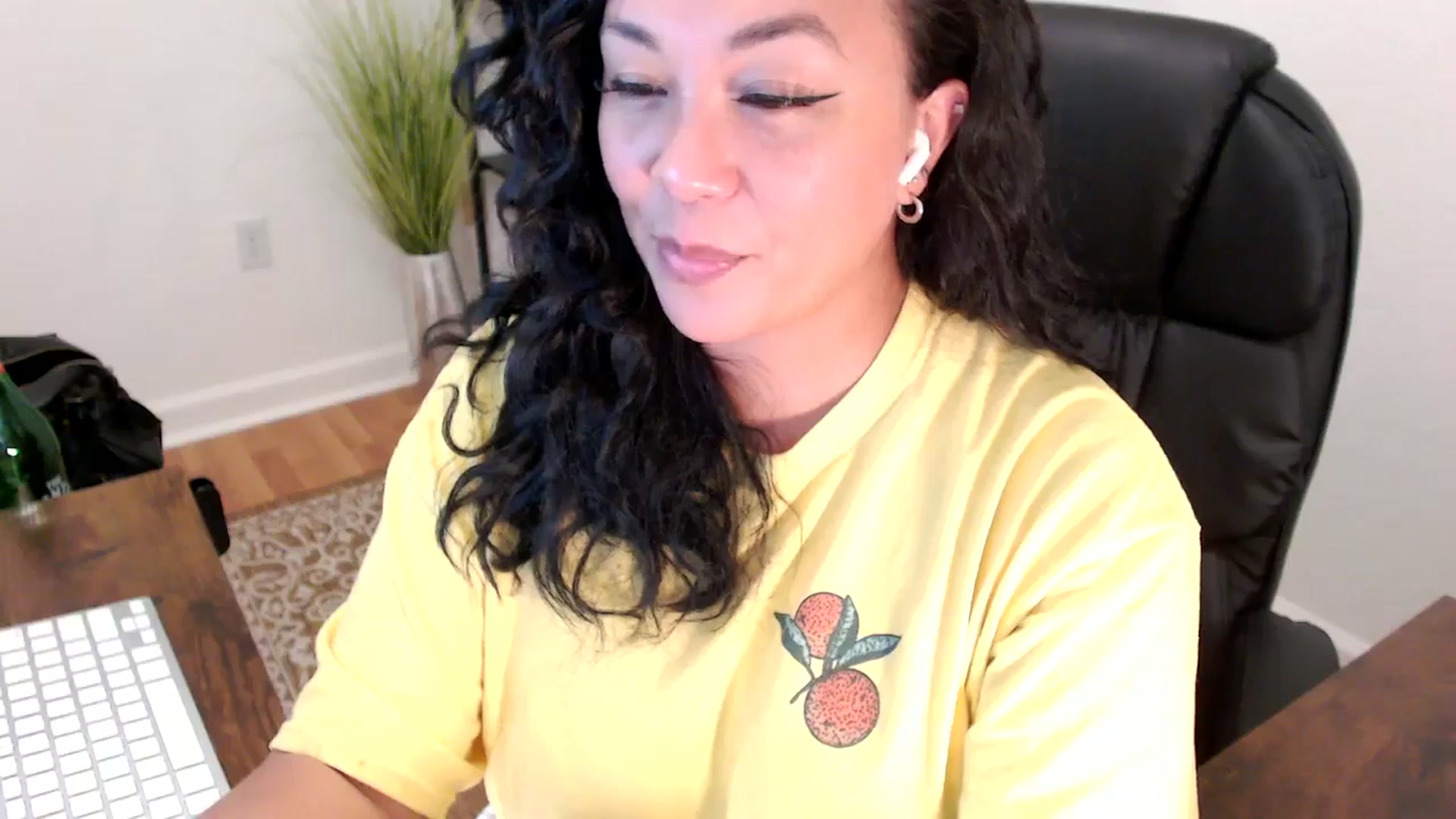 Gallery image thumbnail from MickaylaStar's myfreecams stream on, 06/02/2025, 19:12 image 13 of 20