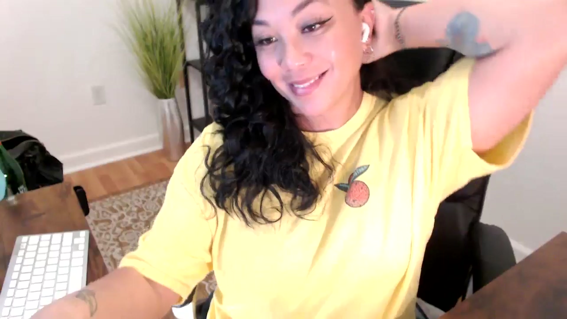 Gallery image thumbnail from MickaylaStar's myfreecams stream on, 06/02/2025, 19:12 image 19 of 20