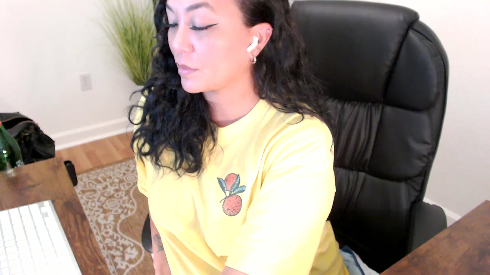 Gallery image thumbnail from MickaylaStar's myfreecams stream on, 06/02/2025, 19:12 image 11 of 20