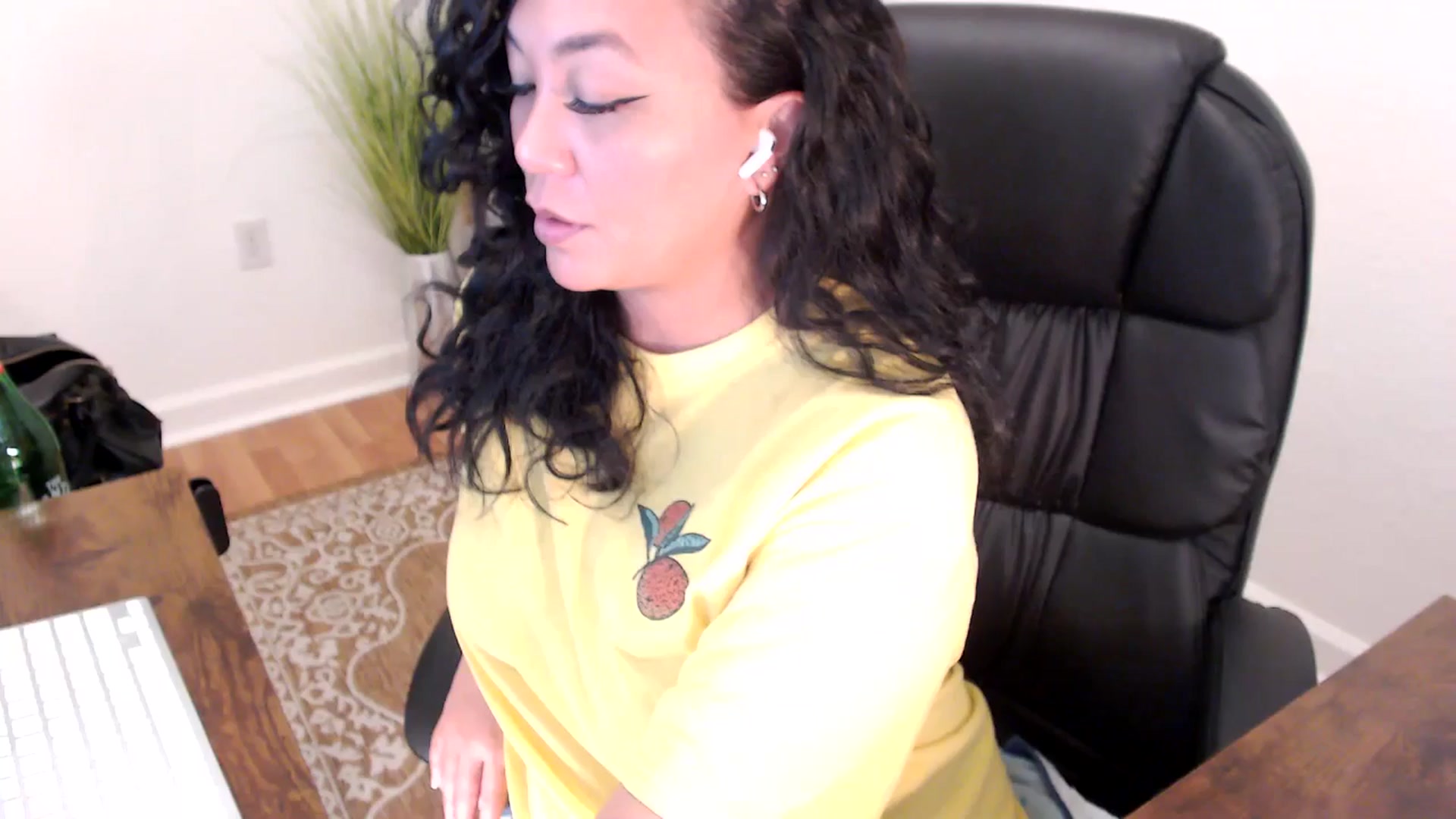Gallery image thumbnail from MickaylaStar's myfreecams stream on, 06/02/2025, 19:12 image 16 of 20