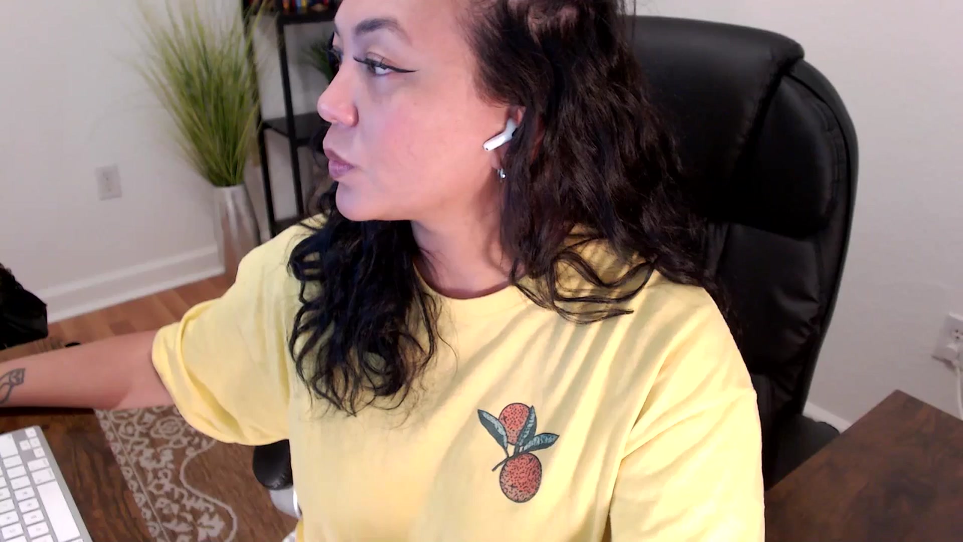 Gallery image thumbnail from MickaylaStar's myfreecams stream on, 06/02/2025, 19:12 image 5 of 20