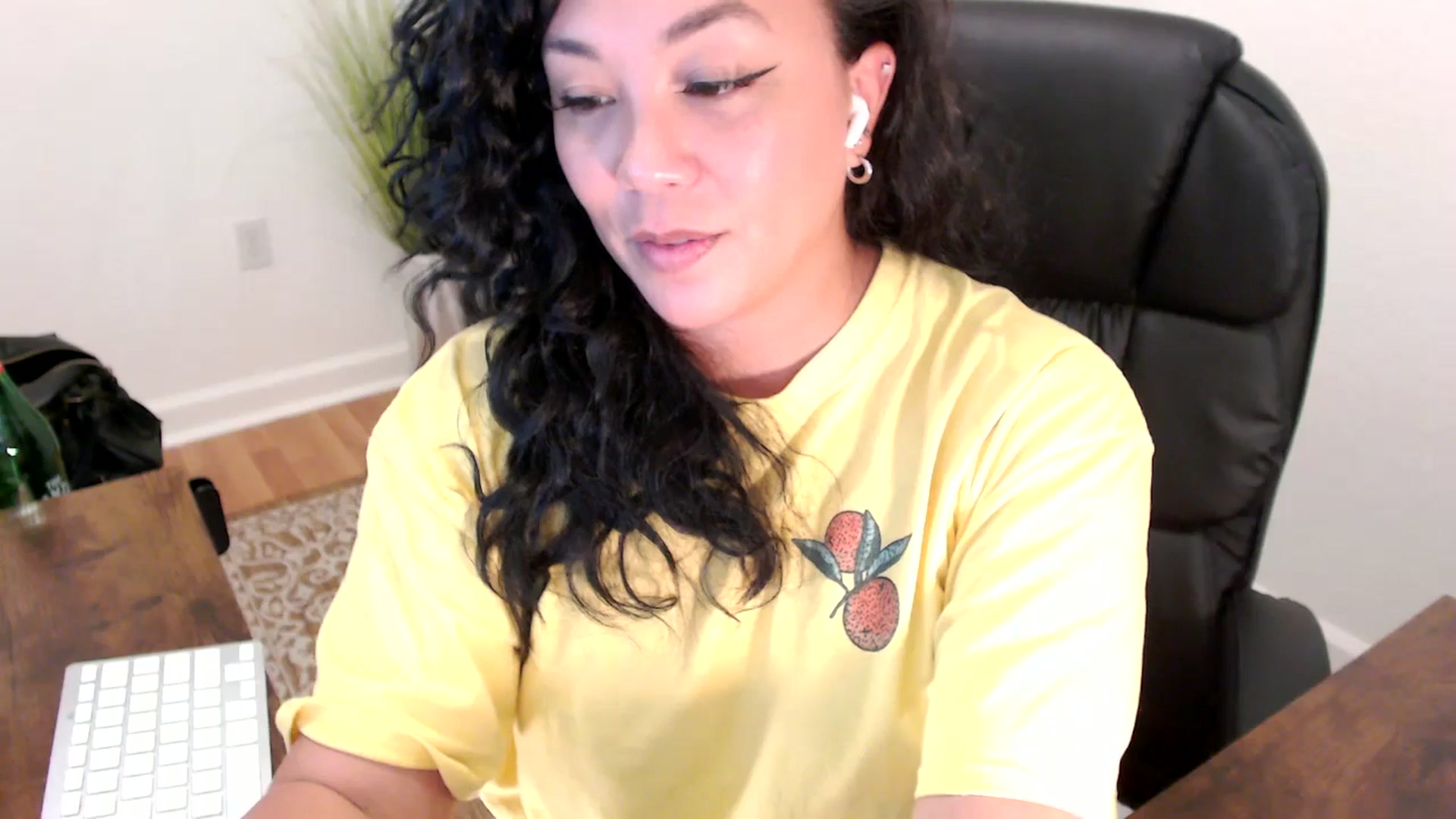 Gallery image thumbnail from MickaylaStar's myfreecams stream on, 06/02/2025, 19:12 image 17 of 20