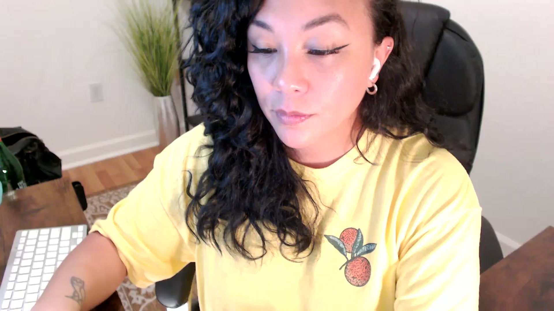 Gallery image thumbnail from MickaylaStar's myfreecams stream on, 06/02/2025, 19:12 image 18 of 20