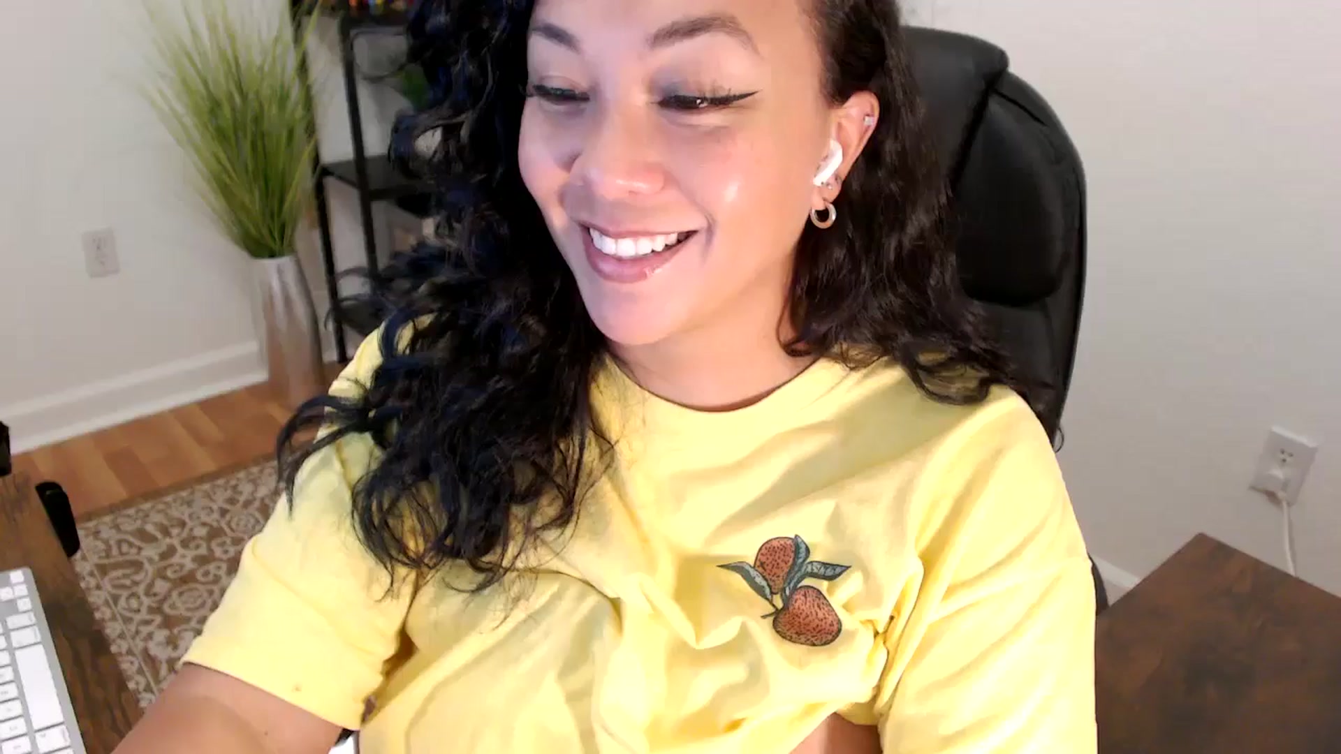 Gallery image thumbnail from MickaylaStar's myfreecams stream on, 06/02/2025, 19:12 image 1 of 20